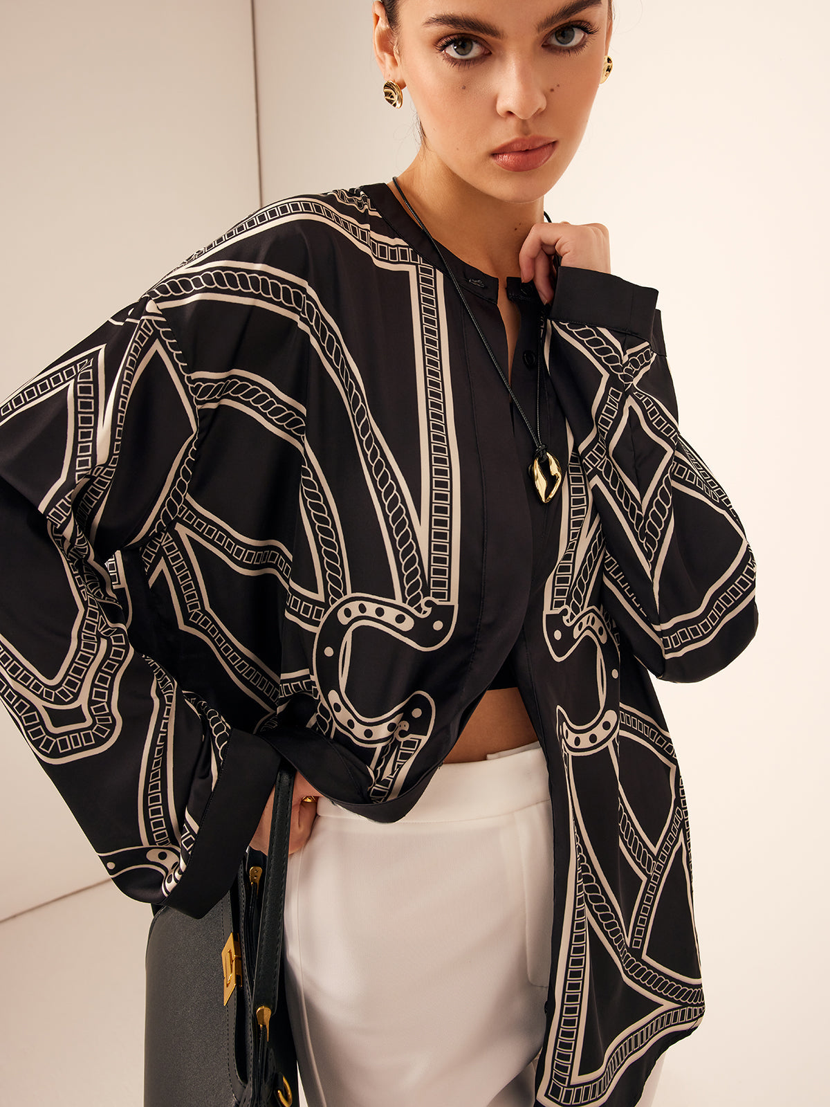 Chemise bohème en satin imprimé à boutonnage. 