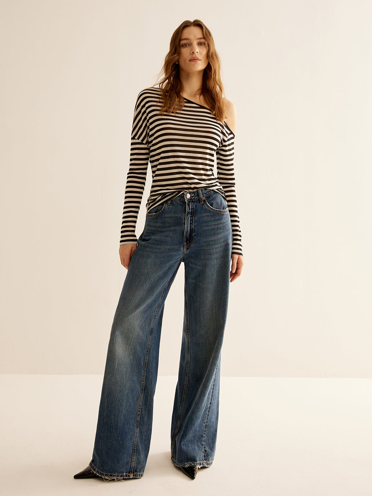 Gestreiftes T-Shirt mit asymmetrischem Kragen 