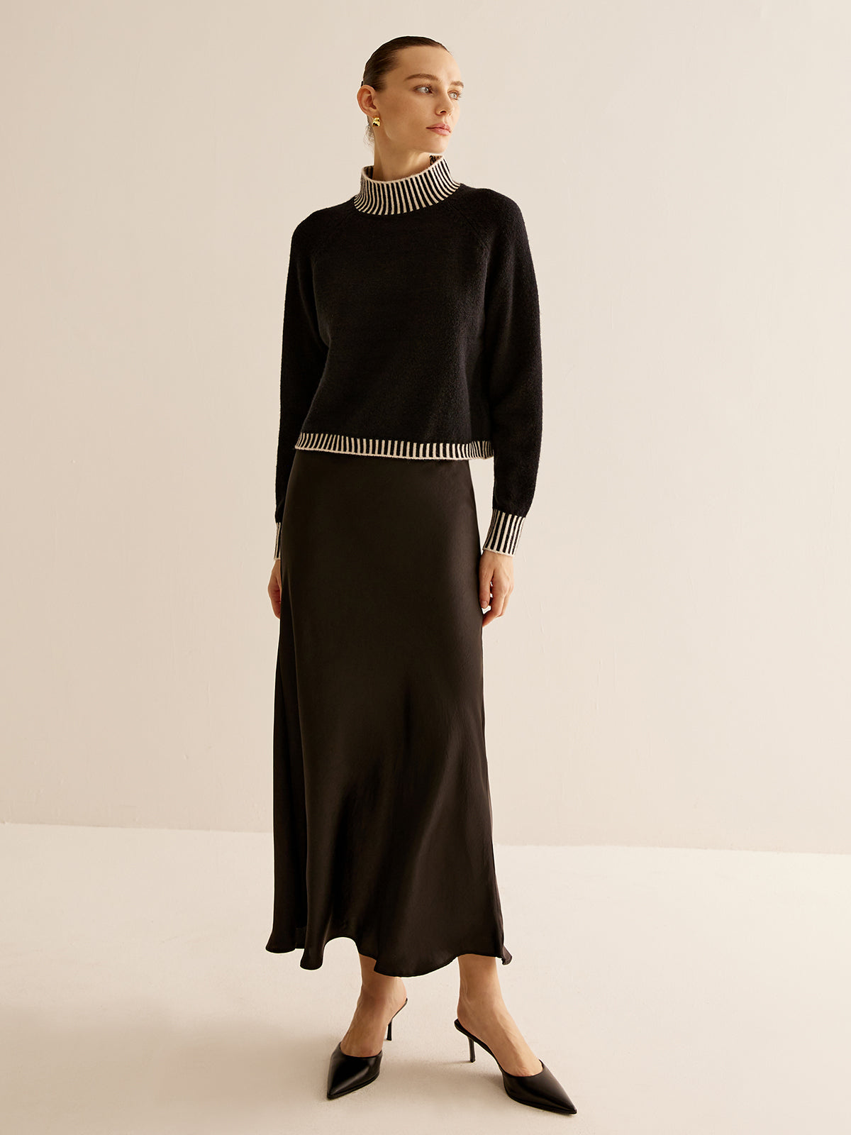 Pull à col montant et fines rayures contrastées 