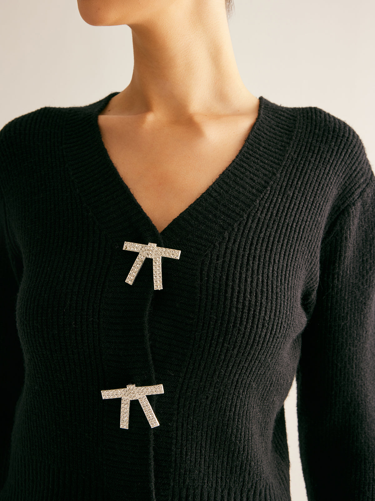 Schmal geschnittener Cardigan mit Rippenmuster und Strassschleife 