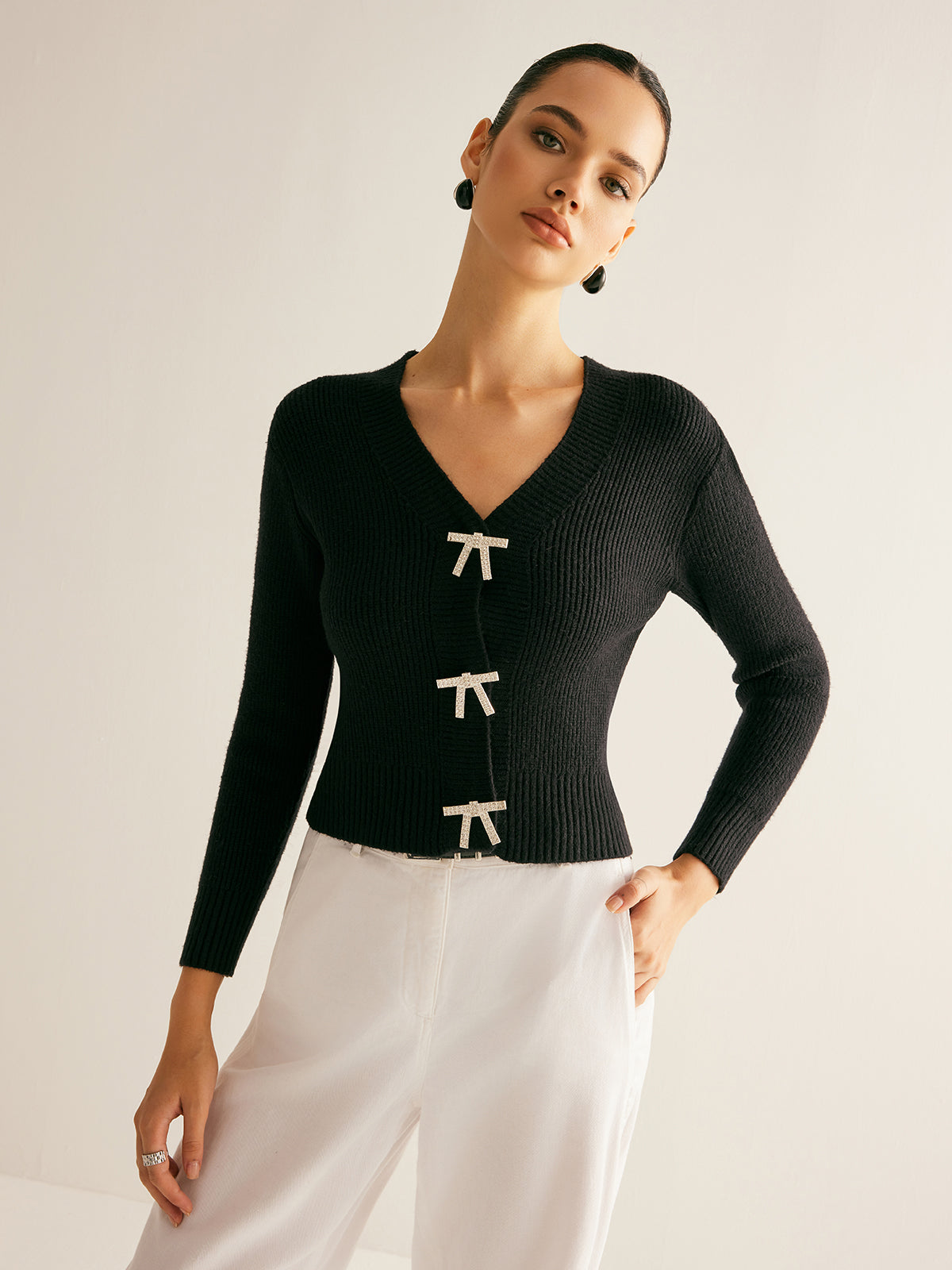 Schmal geschnittener Cardigan mit Rippenmuster und Strassschleife 