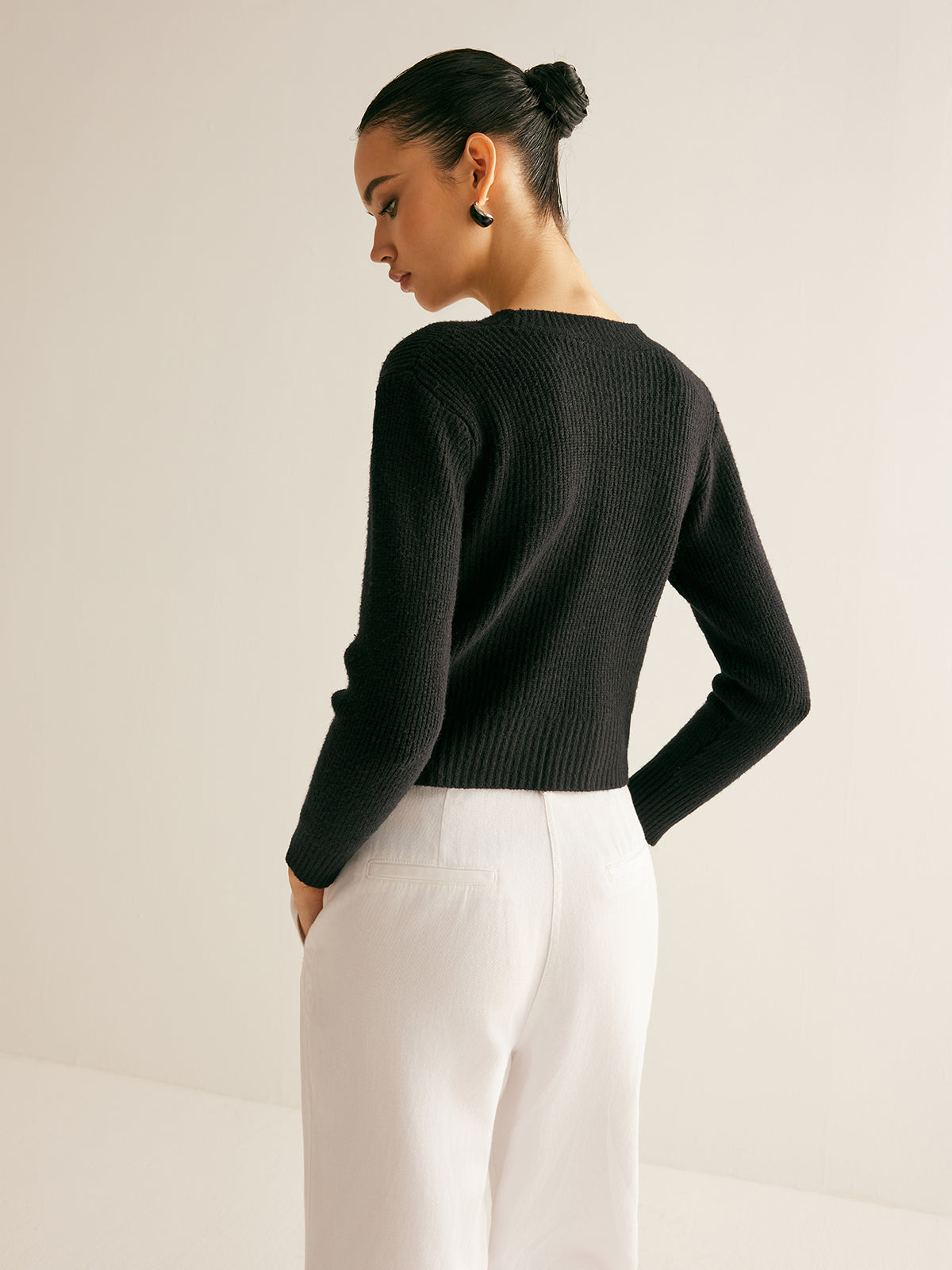 Schmal geschnittener Cardigan mit Rippenmuster und Strassschleife 