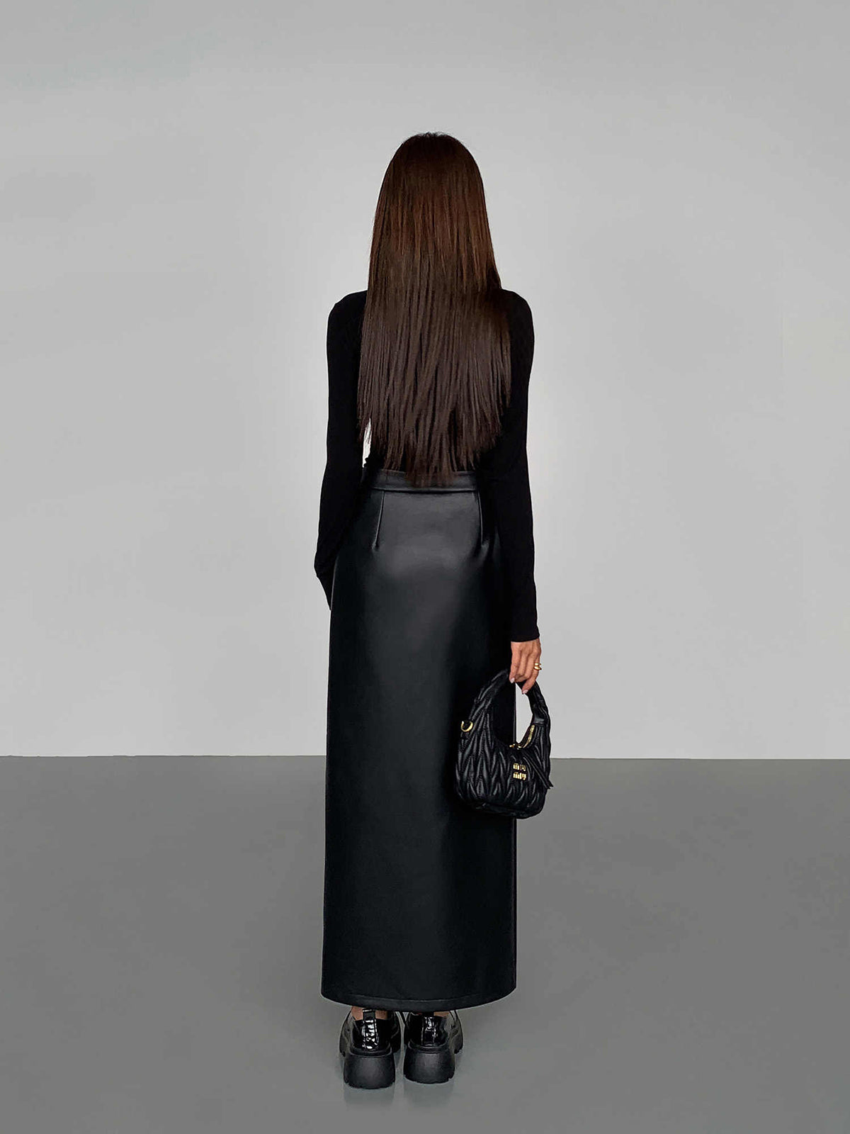 Midi-Rock aus PU-Leder mit seitlichem Schlitz 