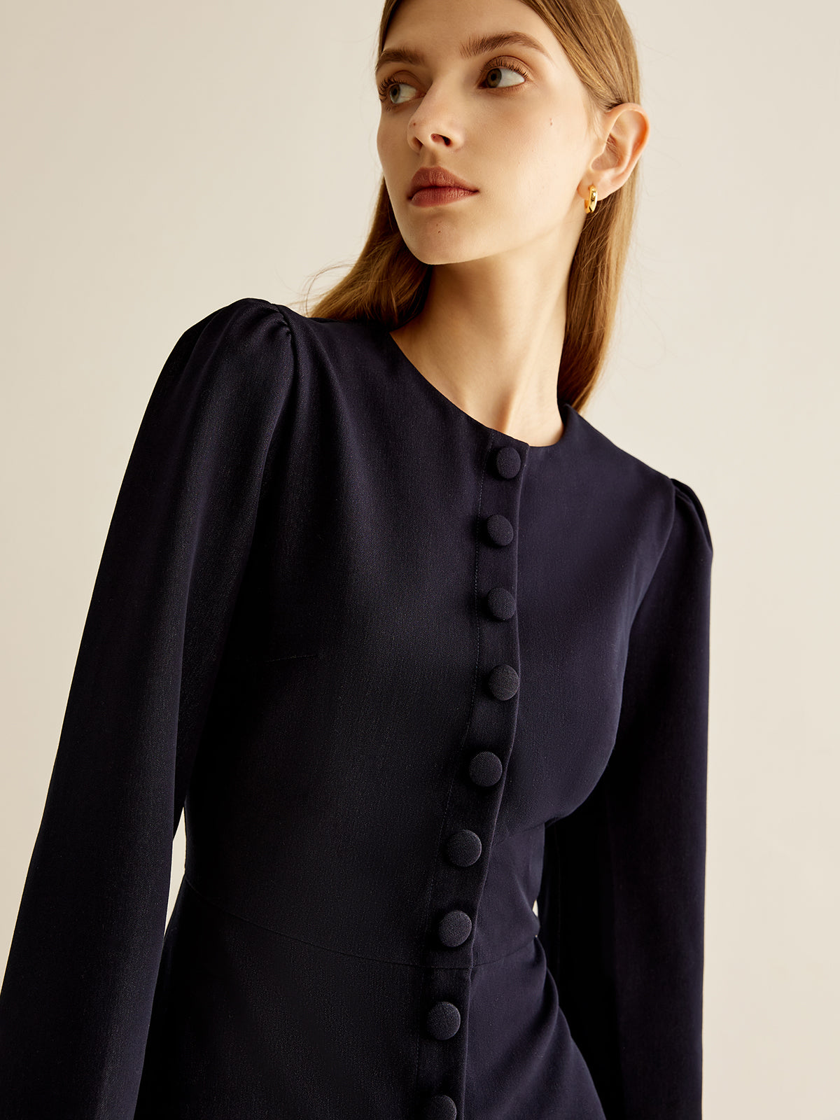 Schmale, figurbetonte Robe mit Rundhalsausschnitt 