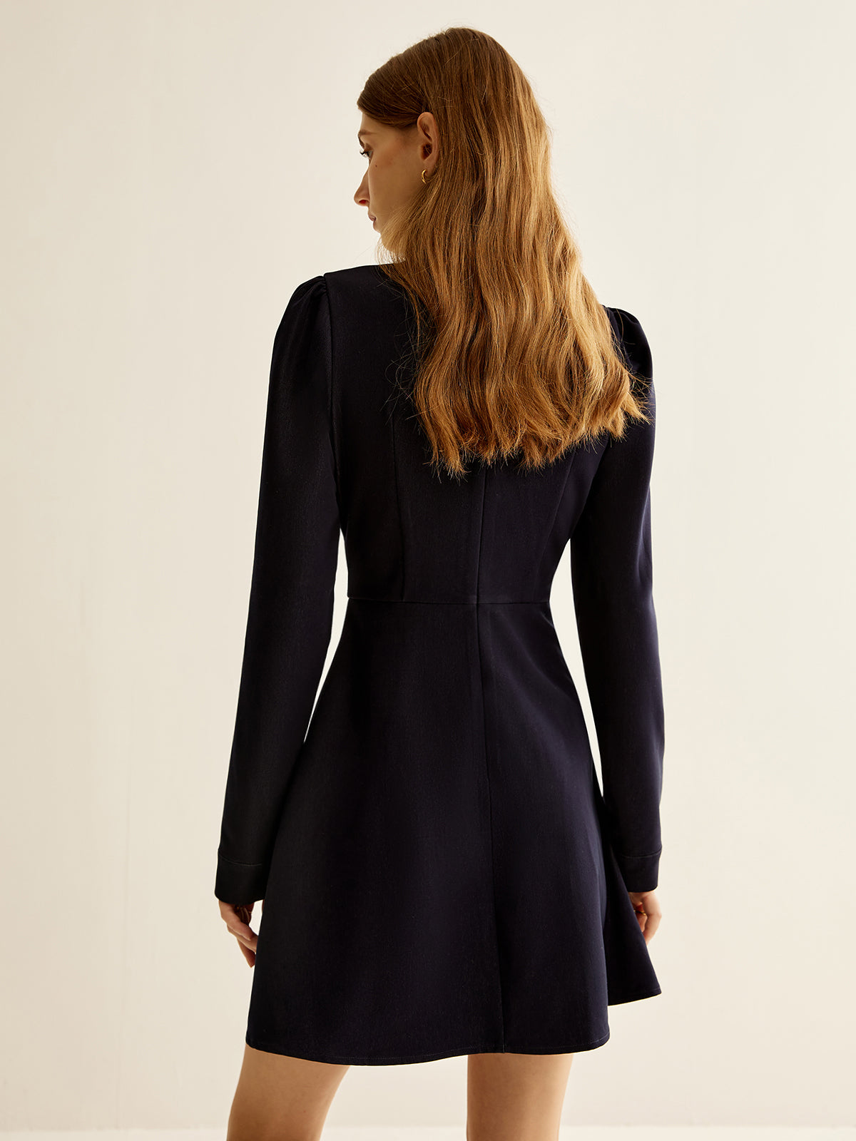 Schmale, figurbetonte Robe mit Rundhalsausschnitt 