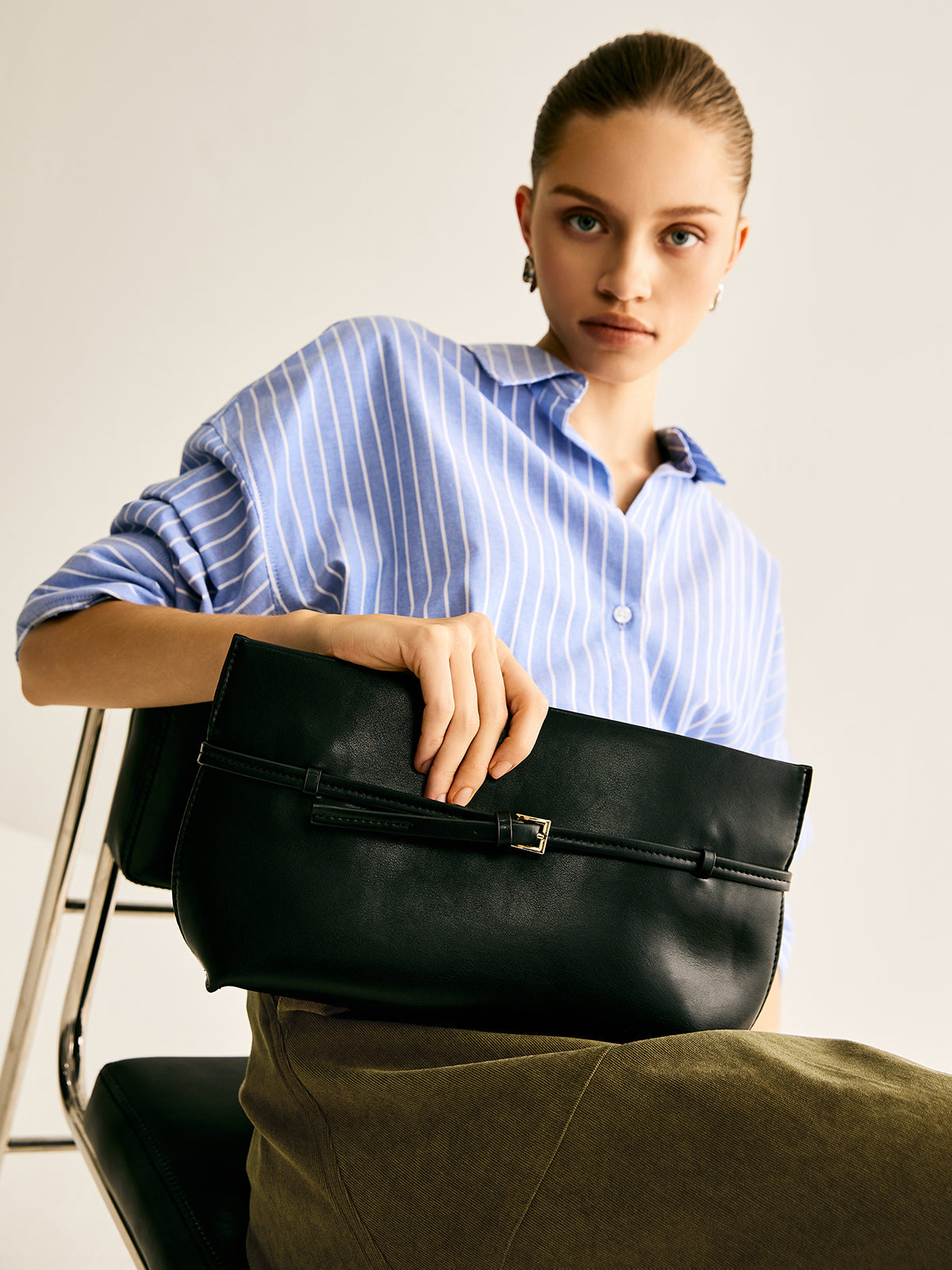 Clutch-Tasche mit Gürtel-Dekor-Fach 