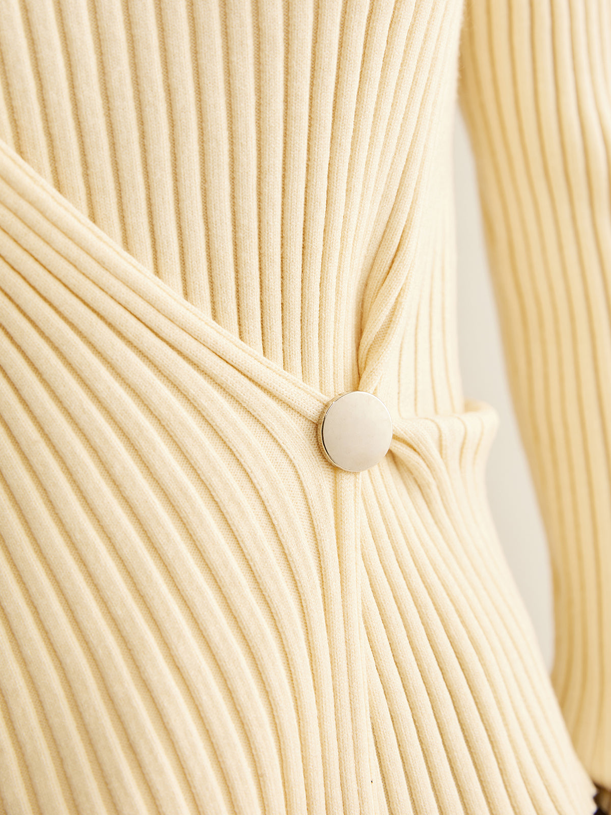 Gerippter Pullover mit Stehkragen und Taillenbund 