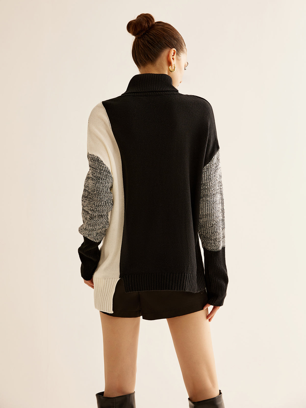 Oversized Rollkragenpullover aus farblich abgesetztem Stricktop 