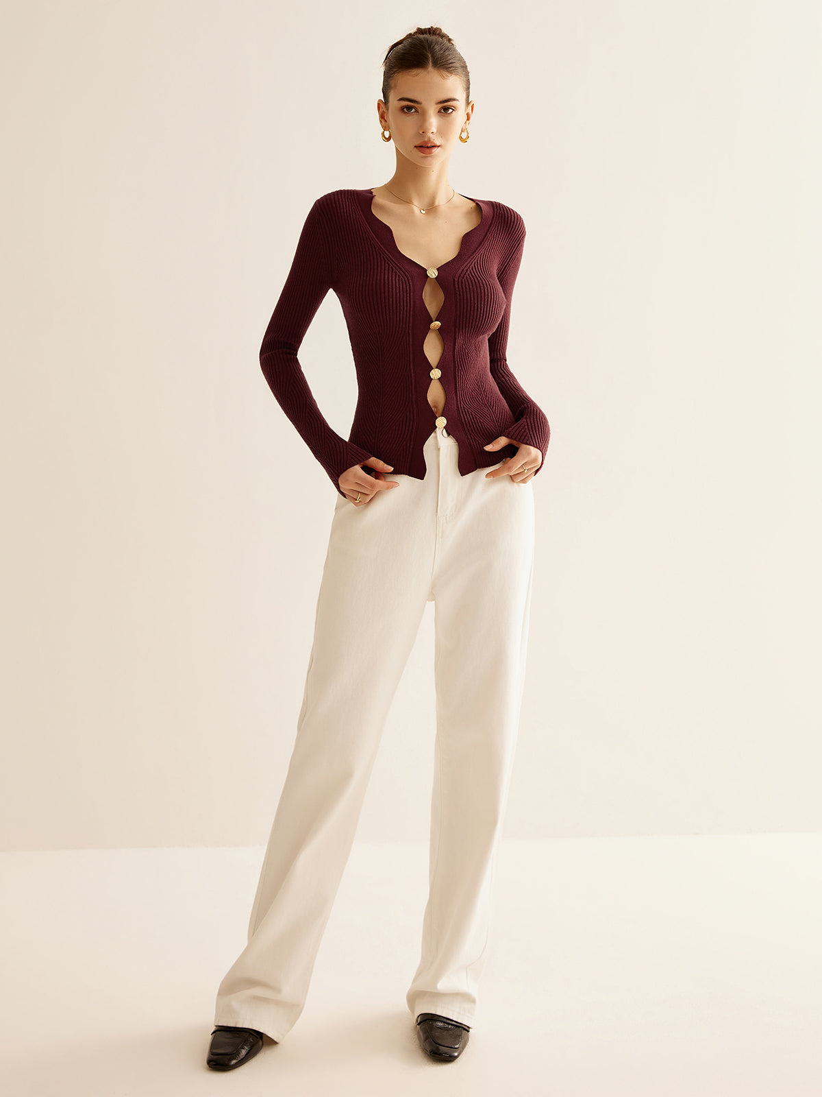 Schmale Strickoberteil mit Wellensaum und Cut-out 