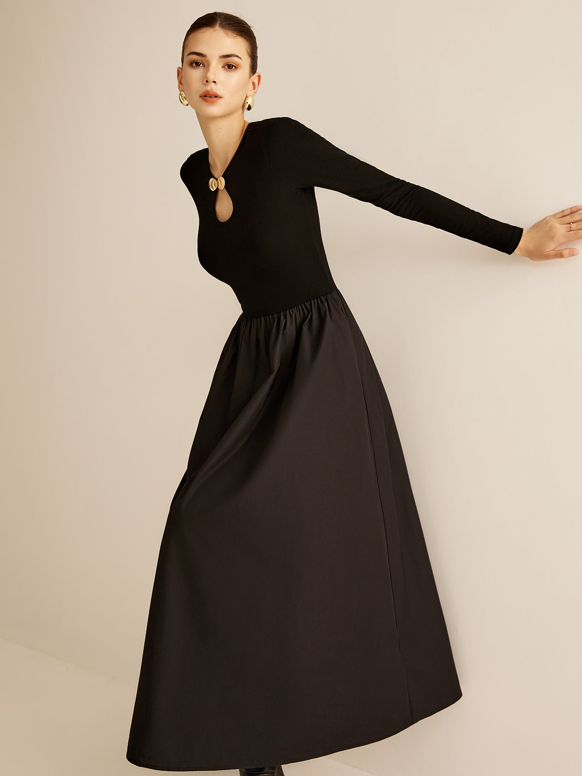 Robe à encolure en trou de serrure 