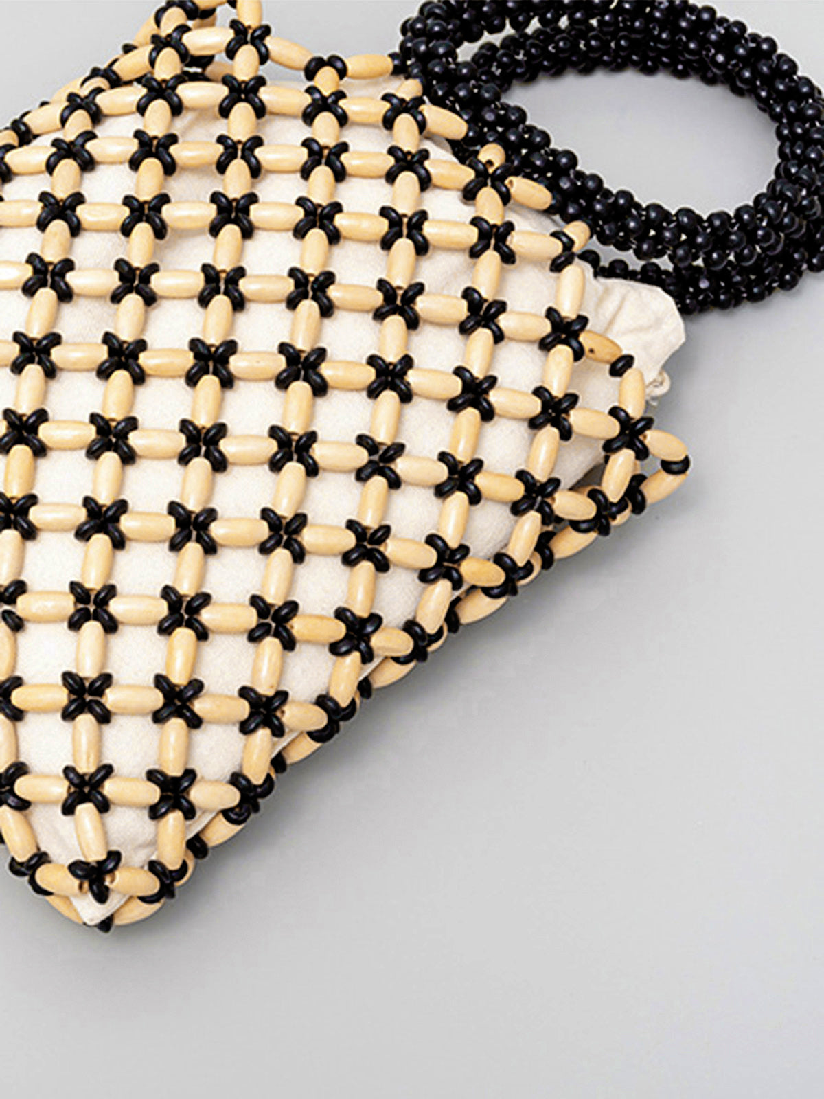Handtasche aus gewebtem Holzperlen mit kontrastierender Einfassung 