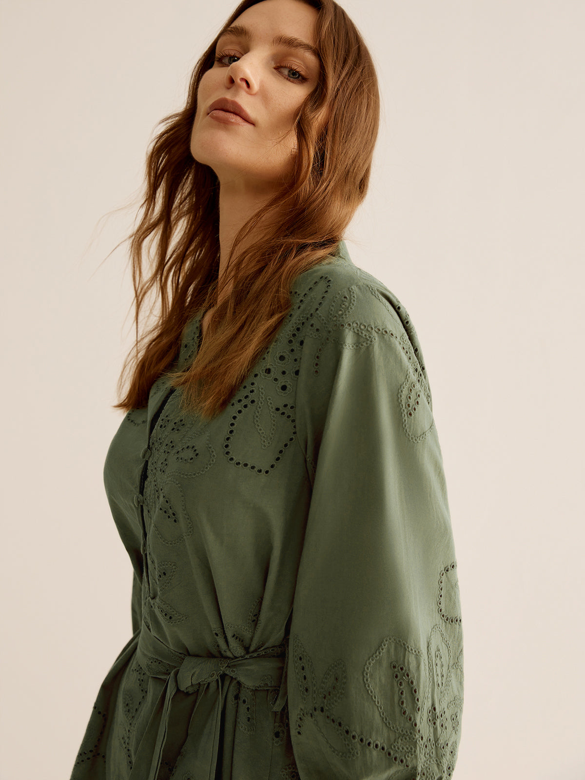 Robe bohème en coton brodée avec ceinture 