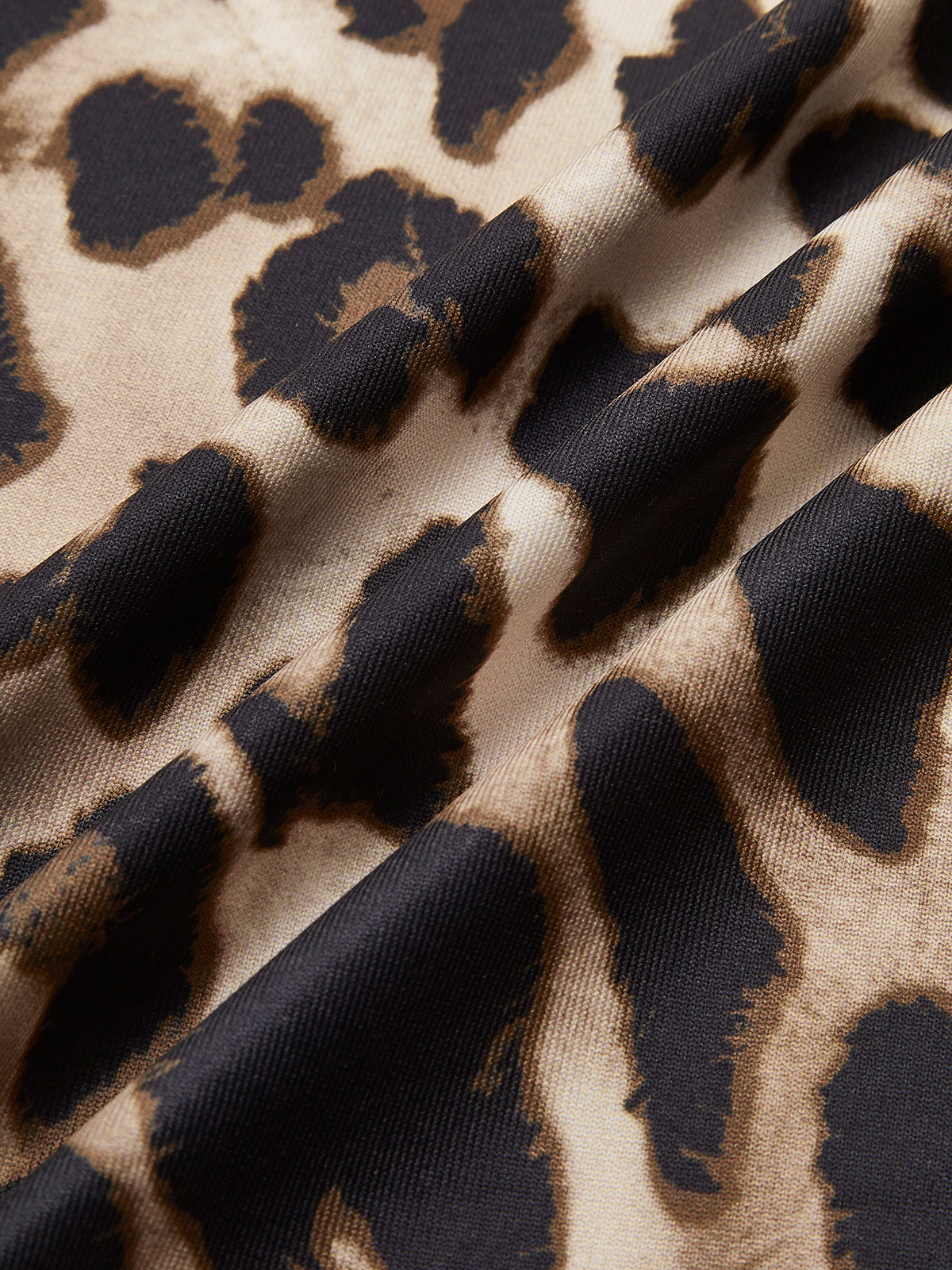 Robe léopard à dos nu et nœud papillon 