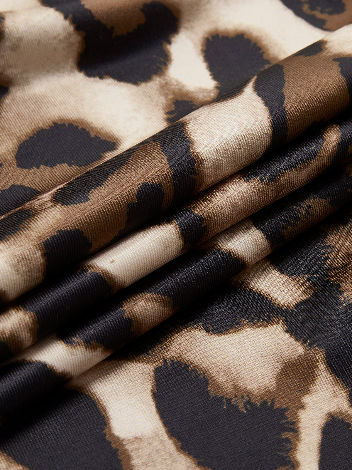 Robe léopard à dos nu et nœud papillon 