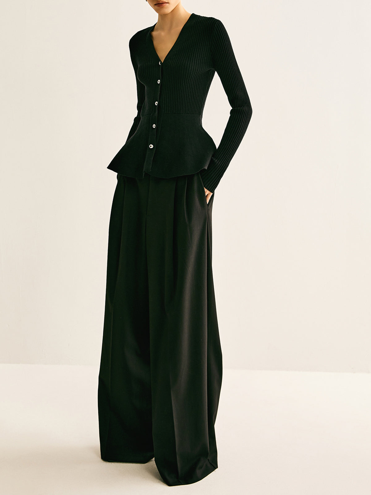 Oversized Stricktop mit Rippstrickeinsatz und Knopfleiste an der Taille 