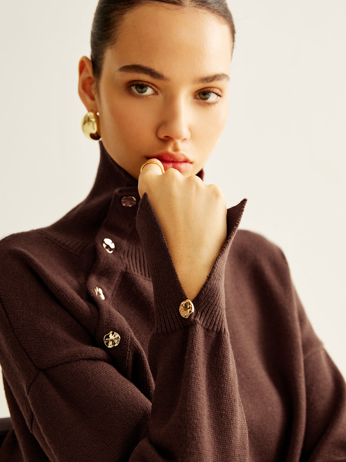 Rollkragenpullover mit asymmetrischer Knopfleiste 