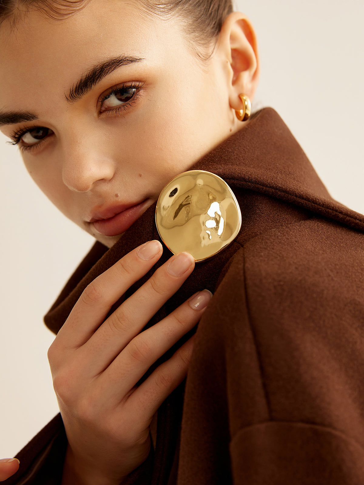 Minimalistische, stromlinienförmige, unregelmäßige Brosche