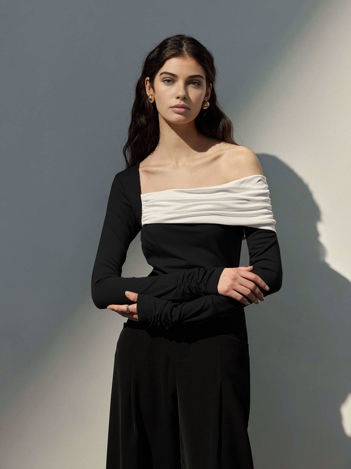 Schmale, einseitig schulterfreie, geraffte Bluse 