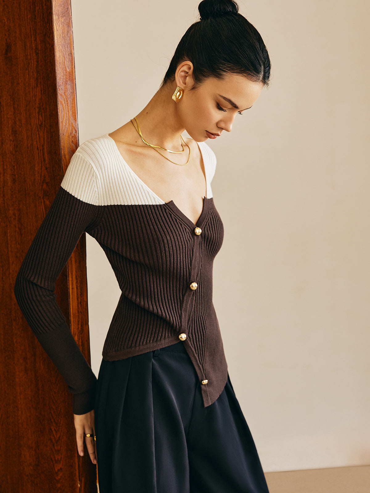 Pull moulant asymétrique à blocs de couleur 