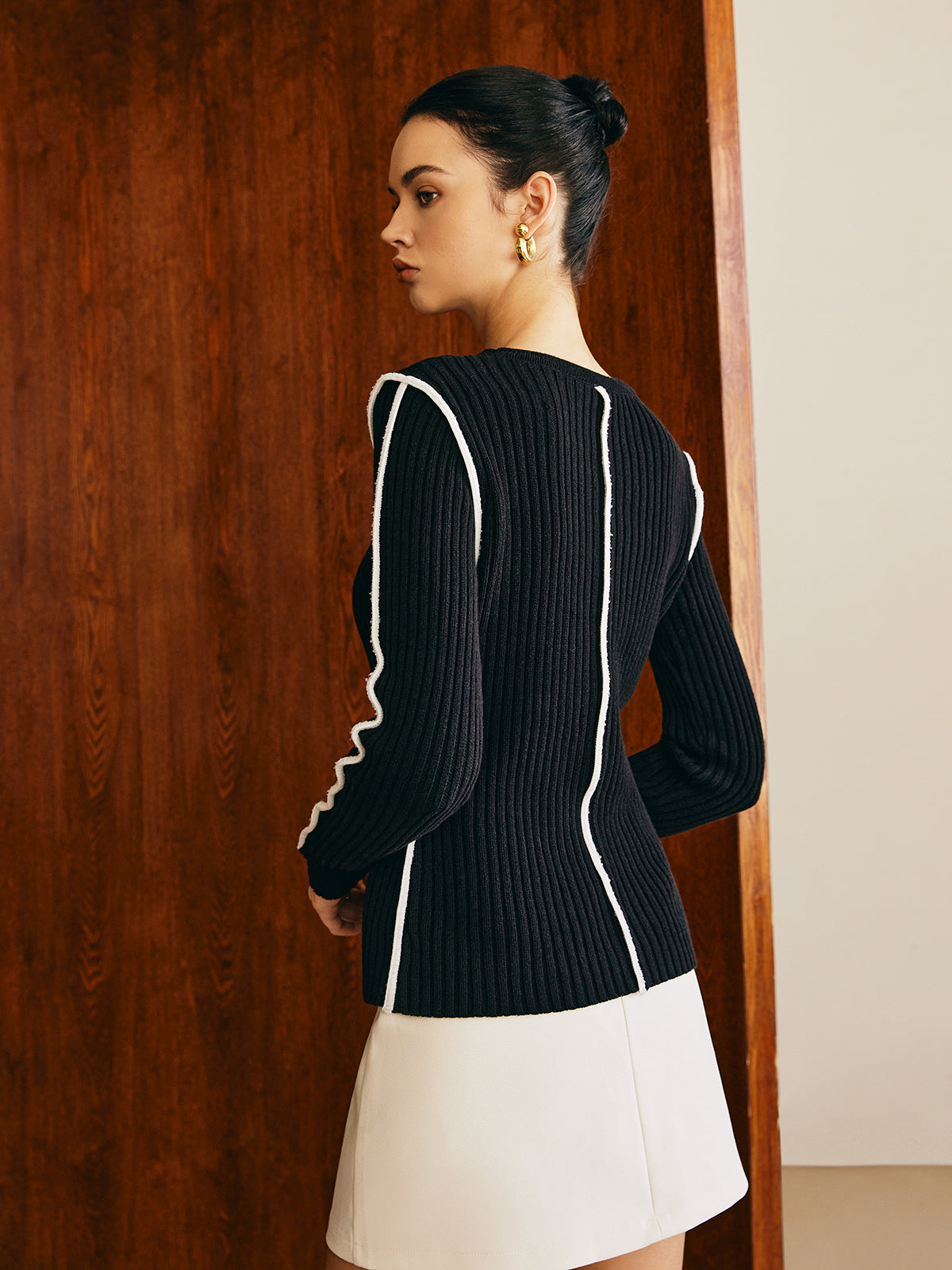 Schmal geschnittenes Stricktop mit Kontrastpaspelierung 