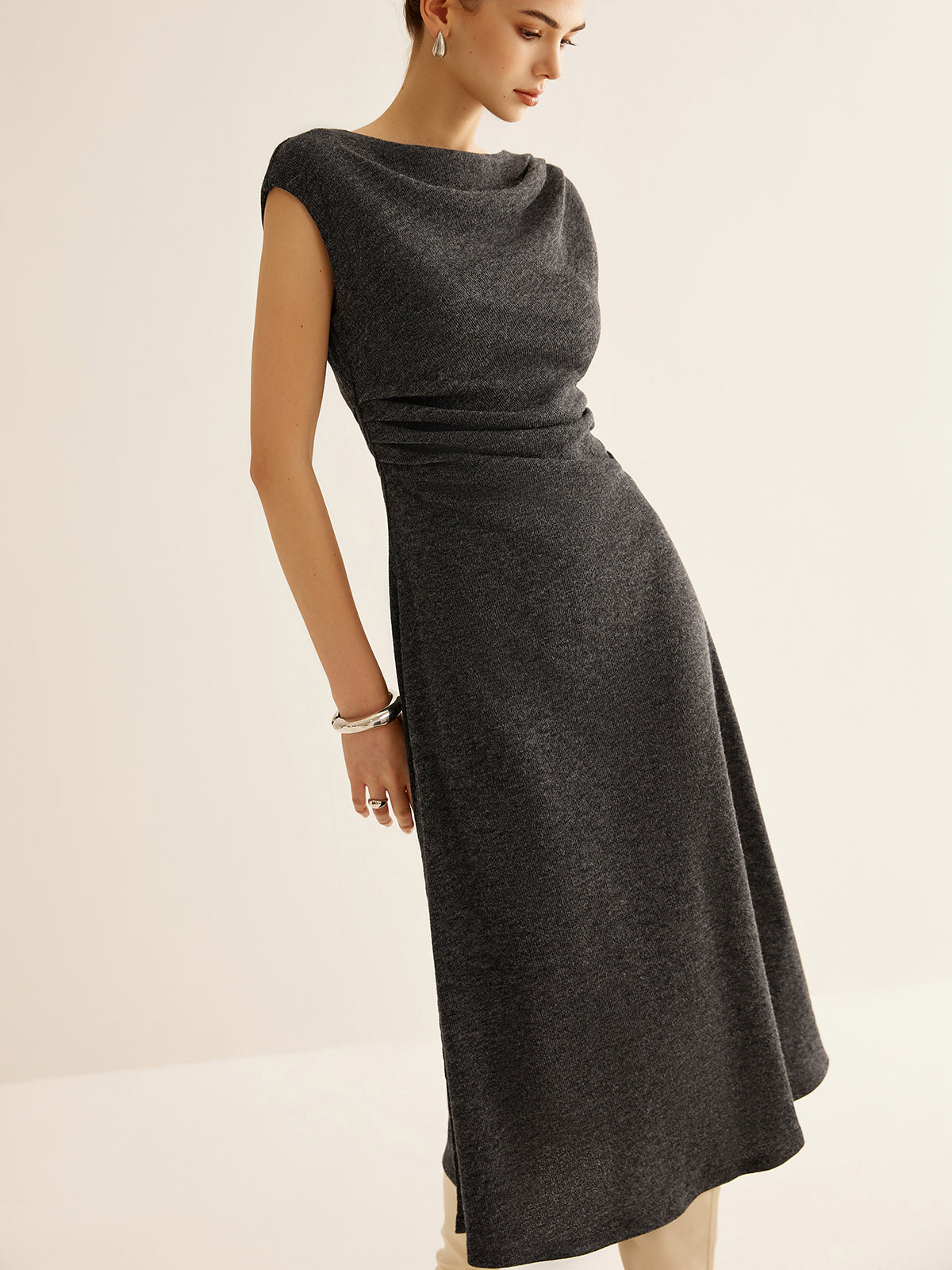 Geripptes, ärmelloses, plissiertes, schmal geschnittenes Kleid 