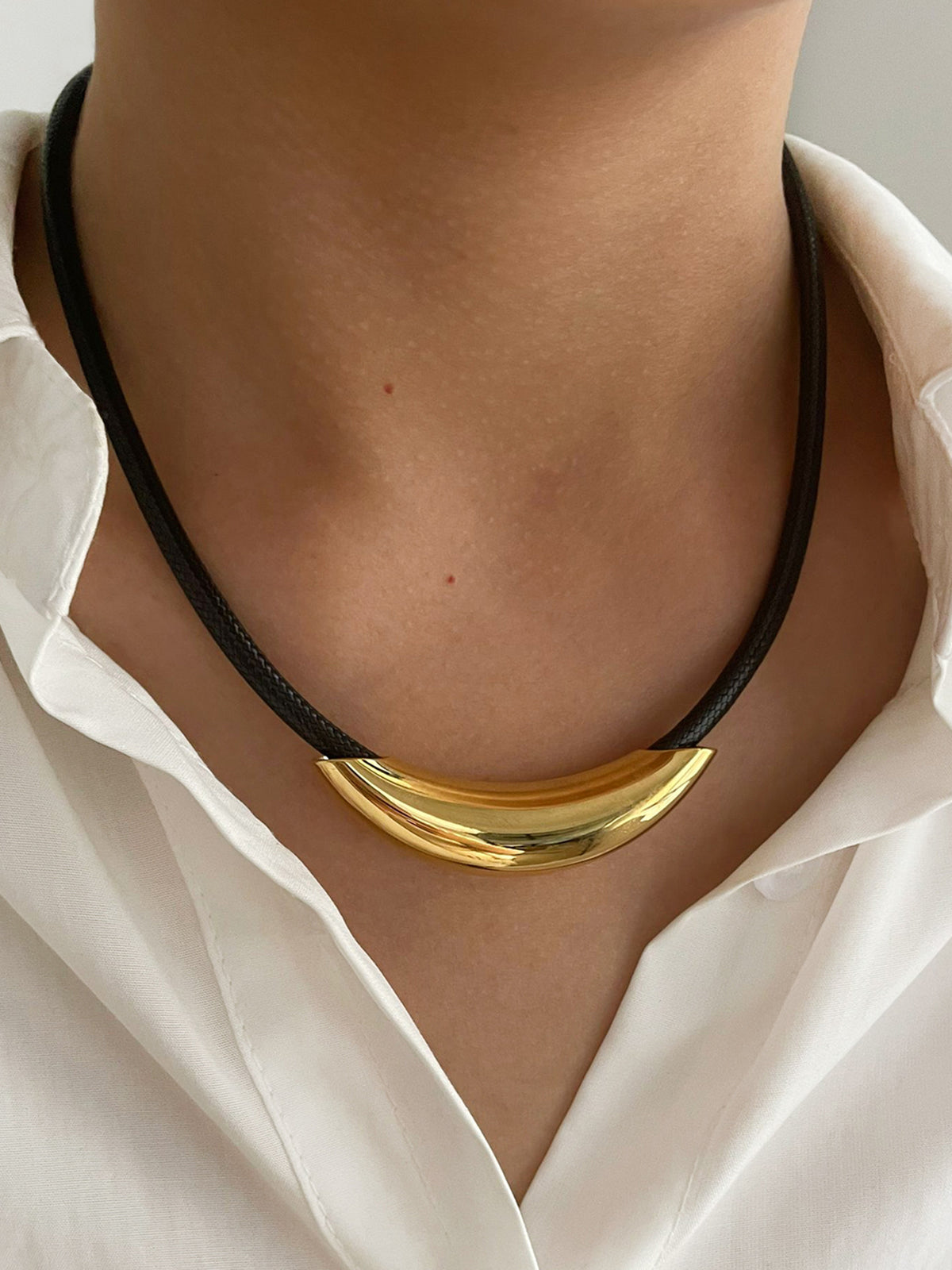 Collier ras du cou en corde tubulaire dorée