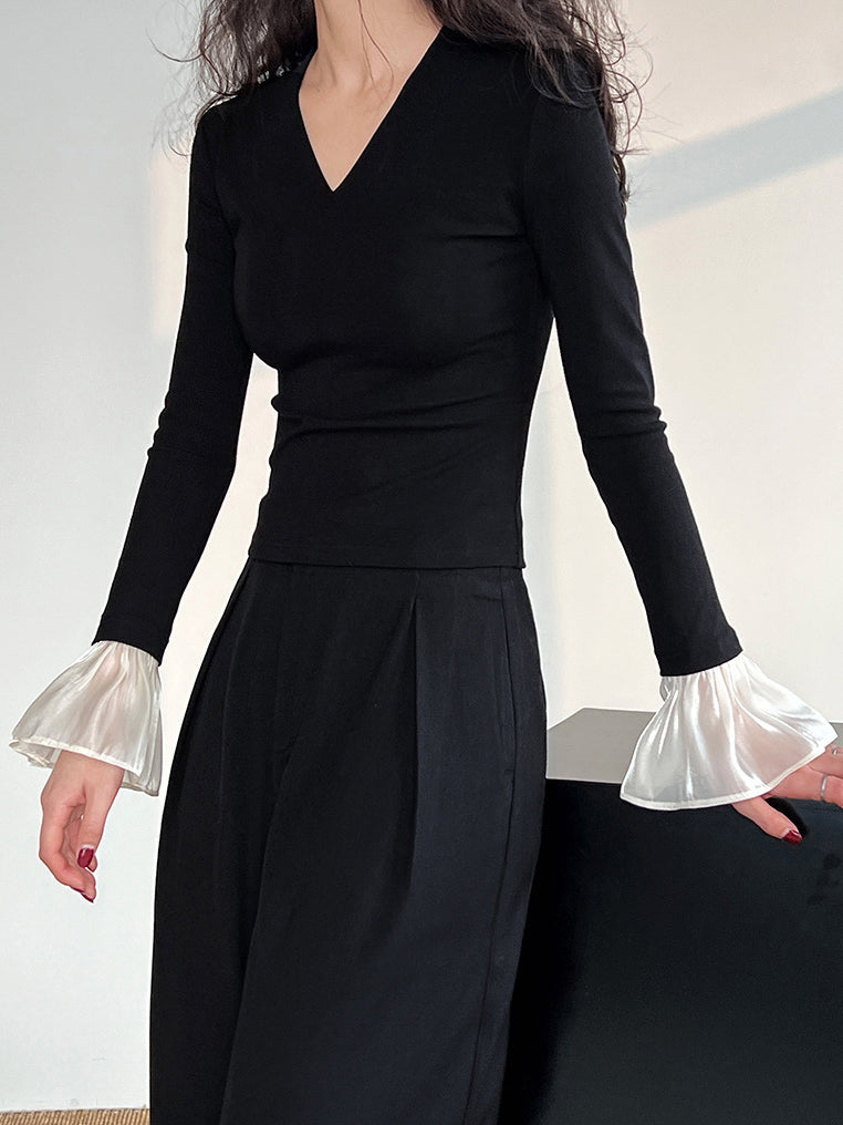 T-shirt à col en V et poignets à volants contrastés 