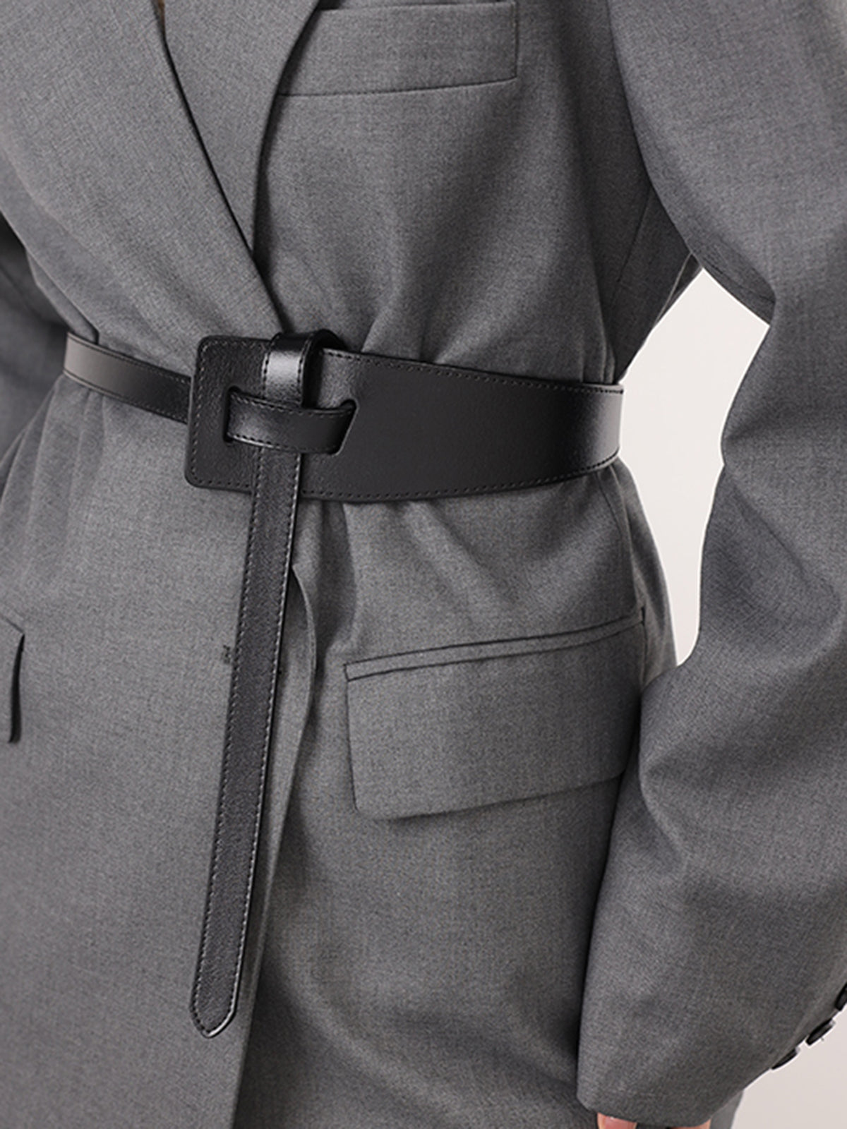 Ceinture asymétrique en cuir noué 