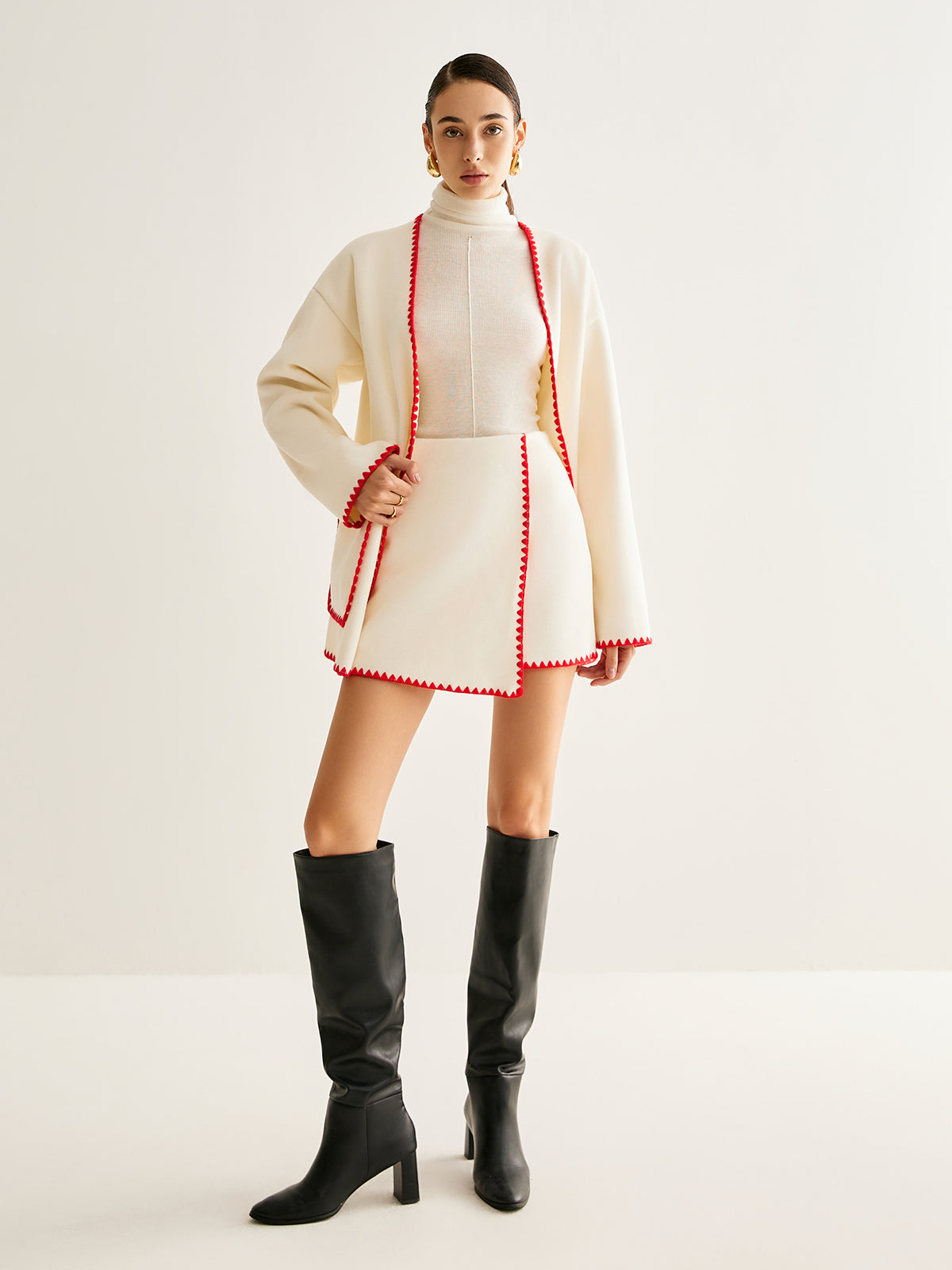 Manteau en tweed à bordures brodées avec écharpe assortie 