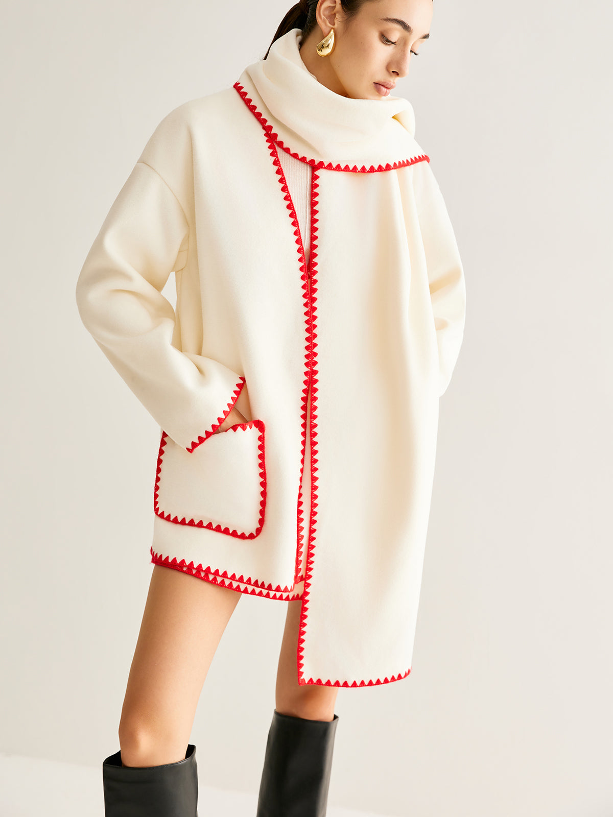 Manteau en tweed à bordures brodées avec écharpe assortie 