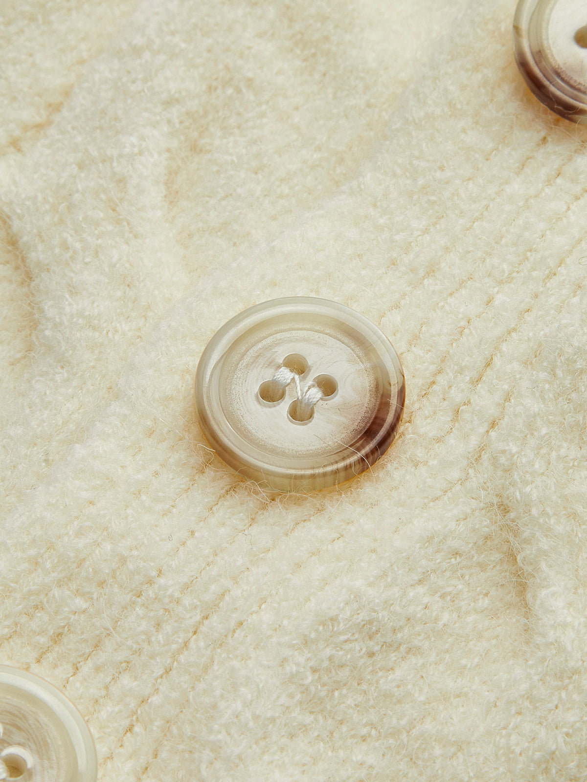 Pull en maille torsadée avec écharpe à boutons 