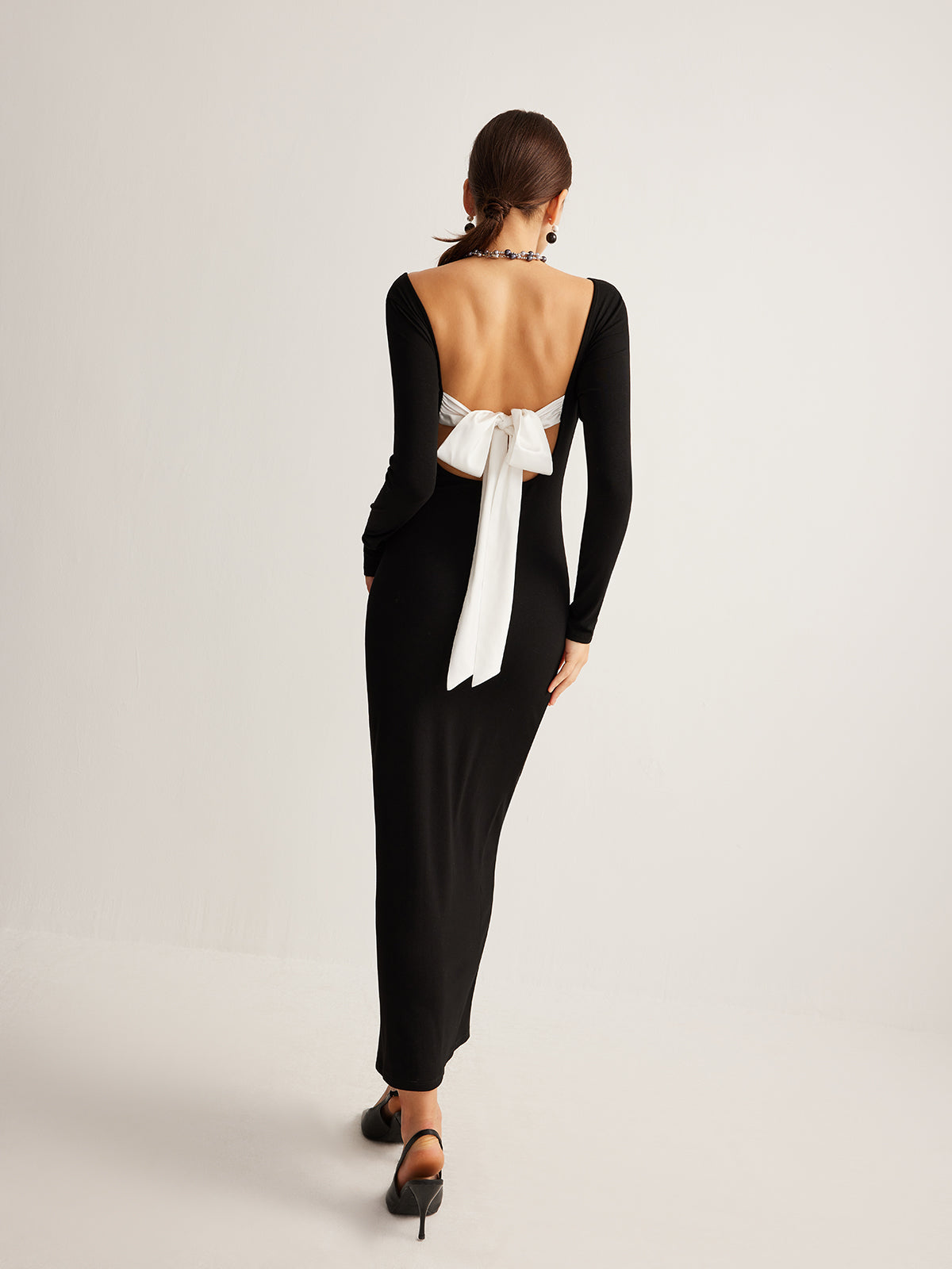 Strickkleid mit Schleife und offenem Rücken