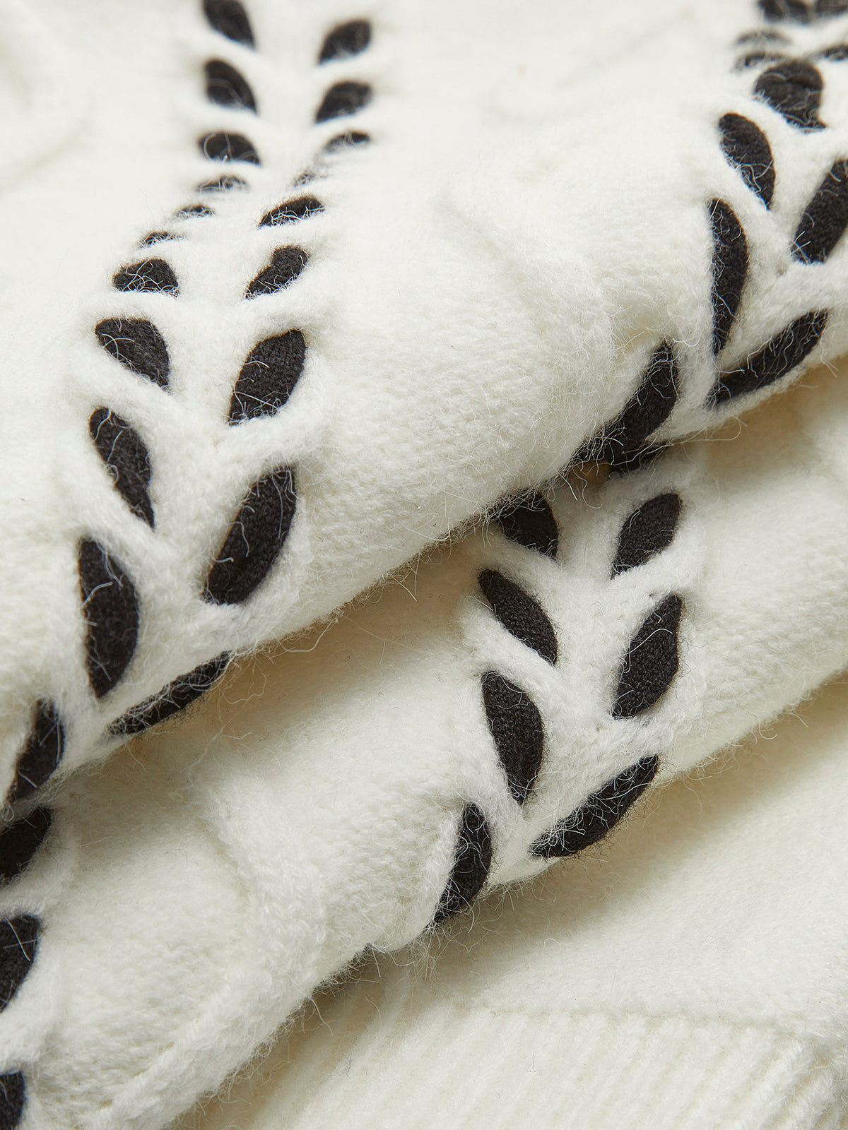 Rollkragenpullover mit offenem Saum und Twist-Effekt 