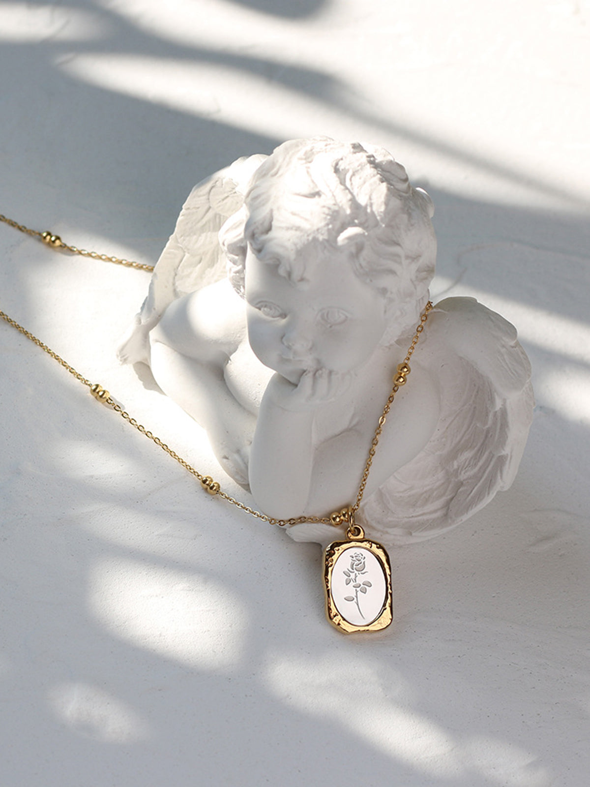 Collier pendentif carré rose en relief 