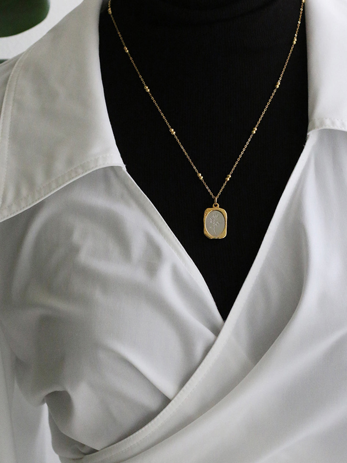 Collier pendentif carré rose en relief 