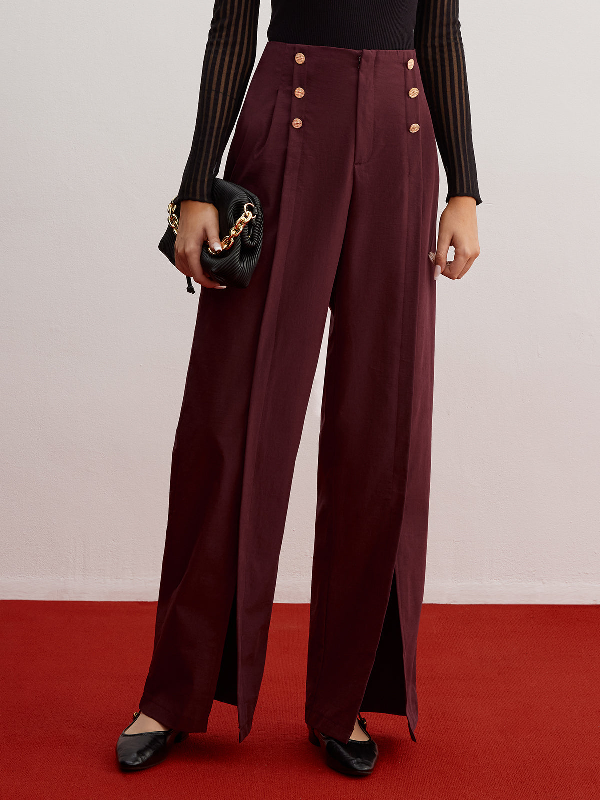 Weite Hose mit Knopfverzierung und Schlitz 