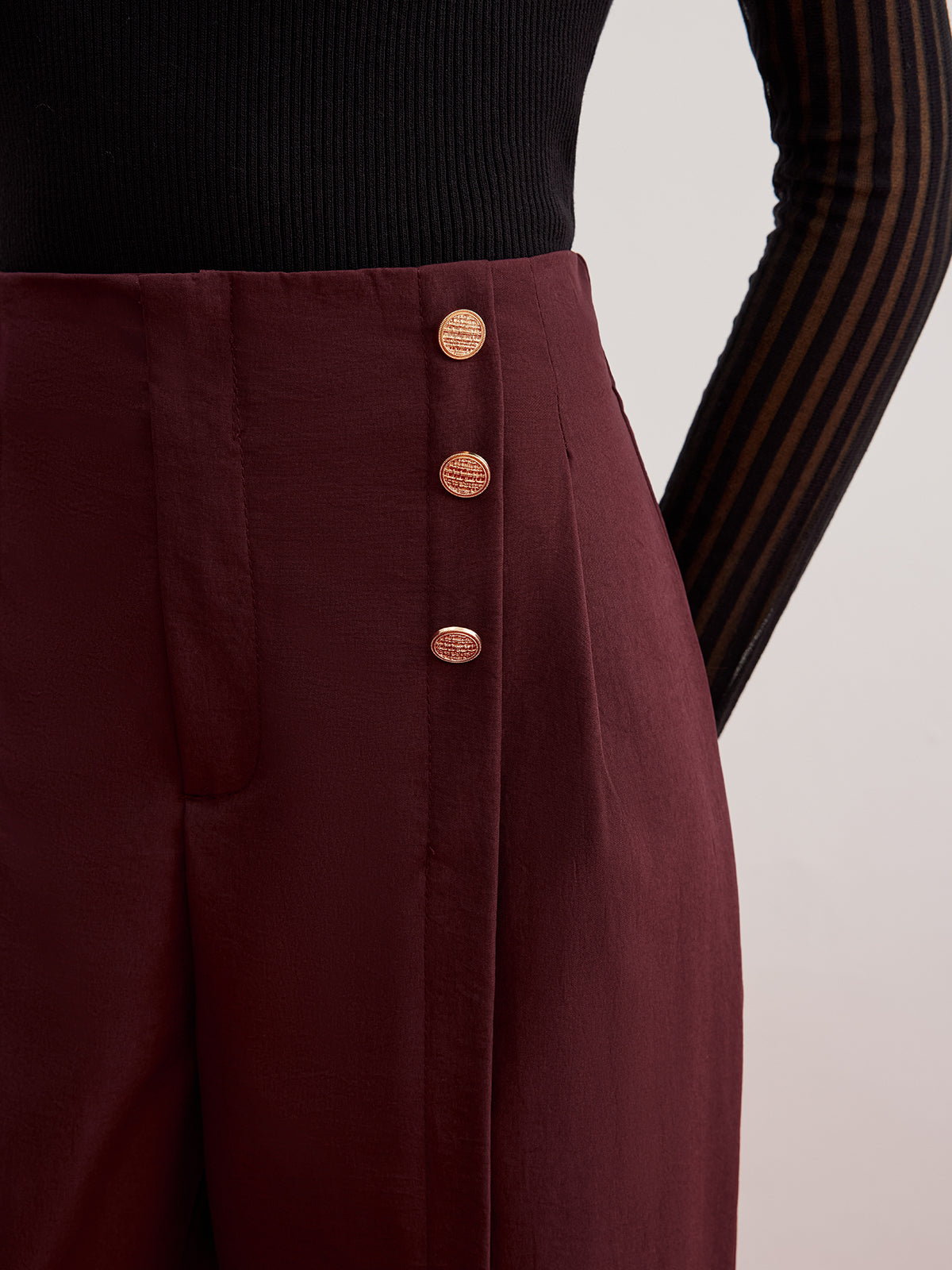 Weite Hose mit Knopfverzierung und Schlitz 