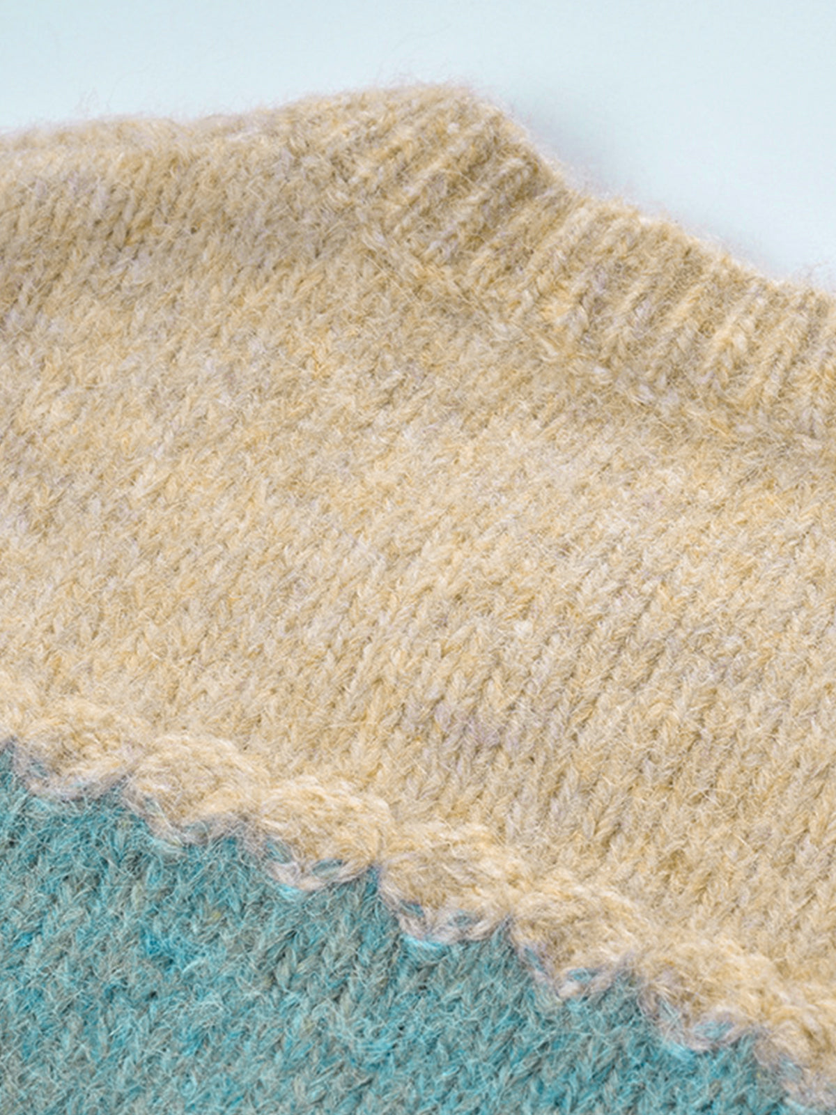 Gilet fleuri au crochet à blocs de couleur 