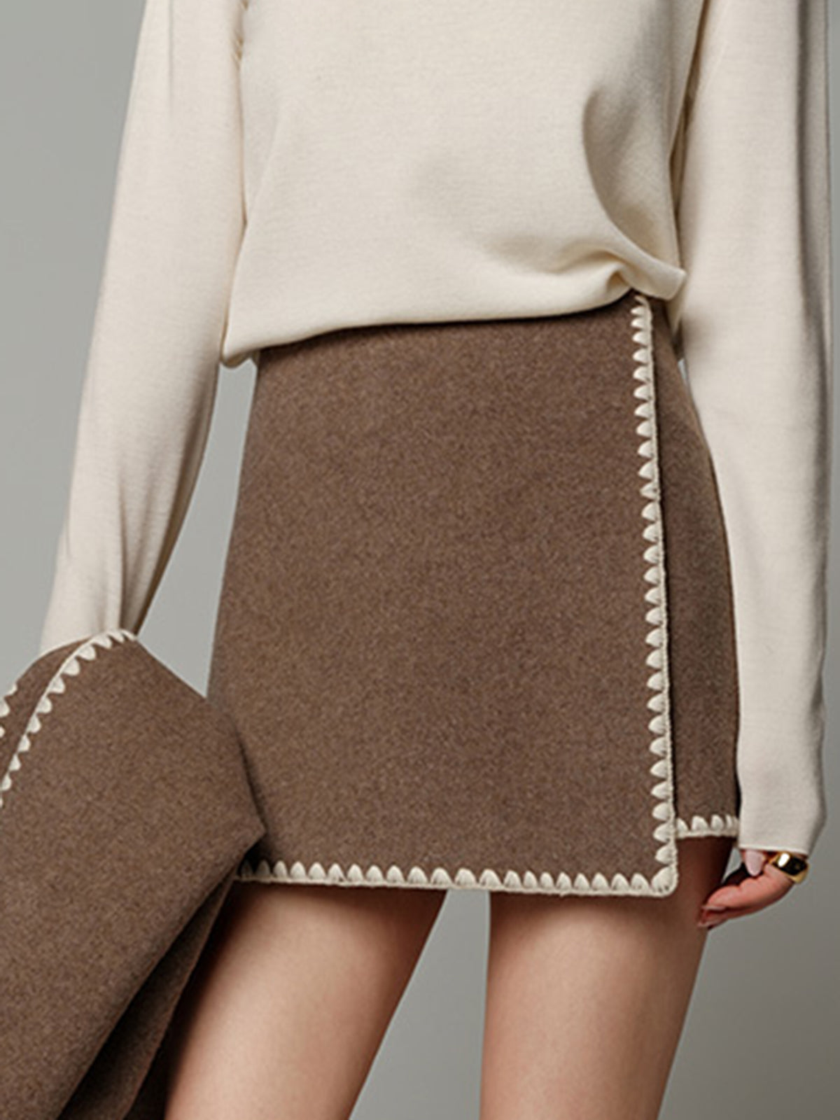 Tweedrock mit kontrastierender Stickereiborte 