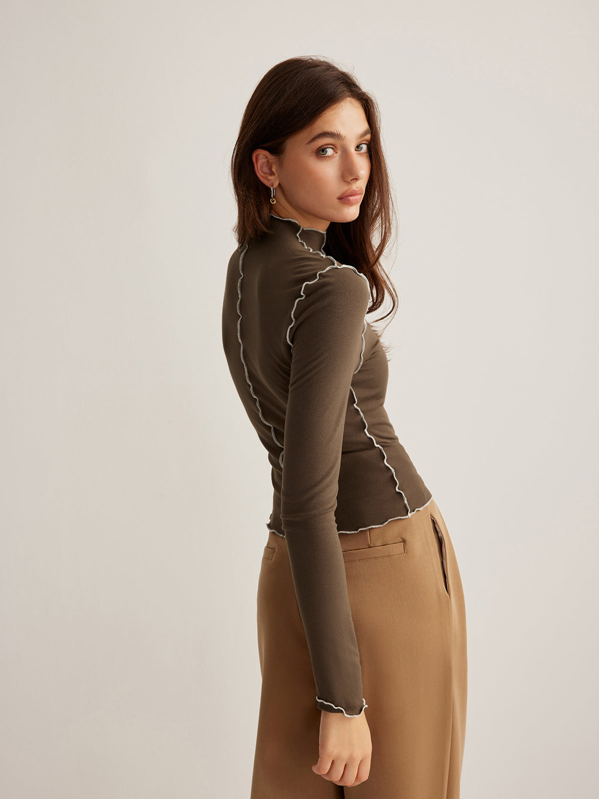 Haut en jersey à col montant et passepoil ondulé 