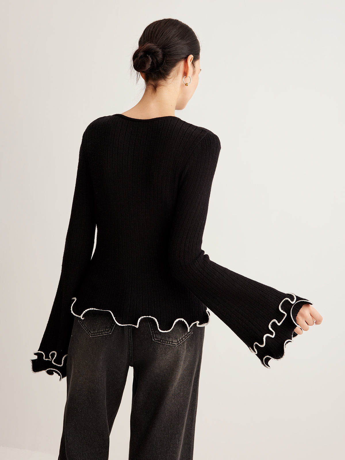 Kontrastfarbener Rüschenpullover 