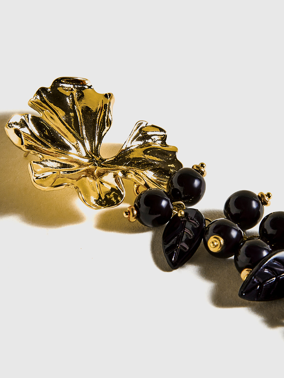 Boucles d'oreilles à pompon en métal avec perles et fleurs 