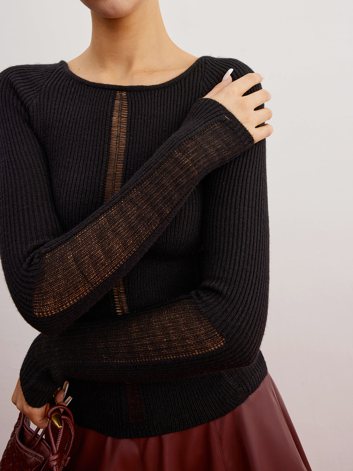 Schmal geschnittener Pullover mit transparentem Einsatz und Rippstrickbündchen 