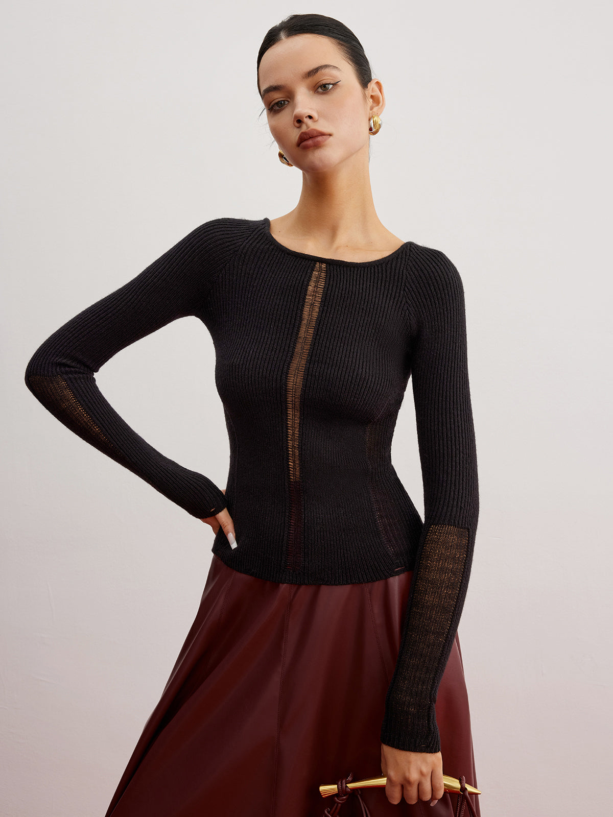 Schmal geschnittener Pullover mit transparentem Einsatz und Rippstrickbündchen 