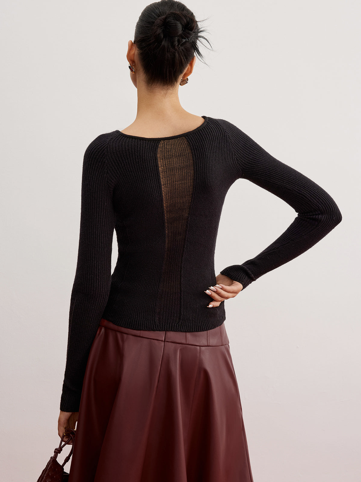 Schmal geschnittener Pullover mit transparentem Einsatz und Rippstrickbündchen 