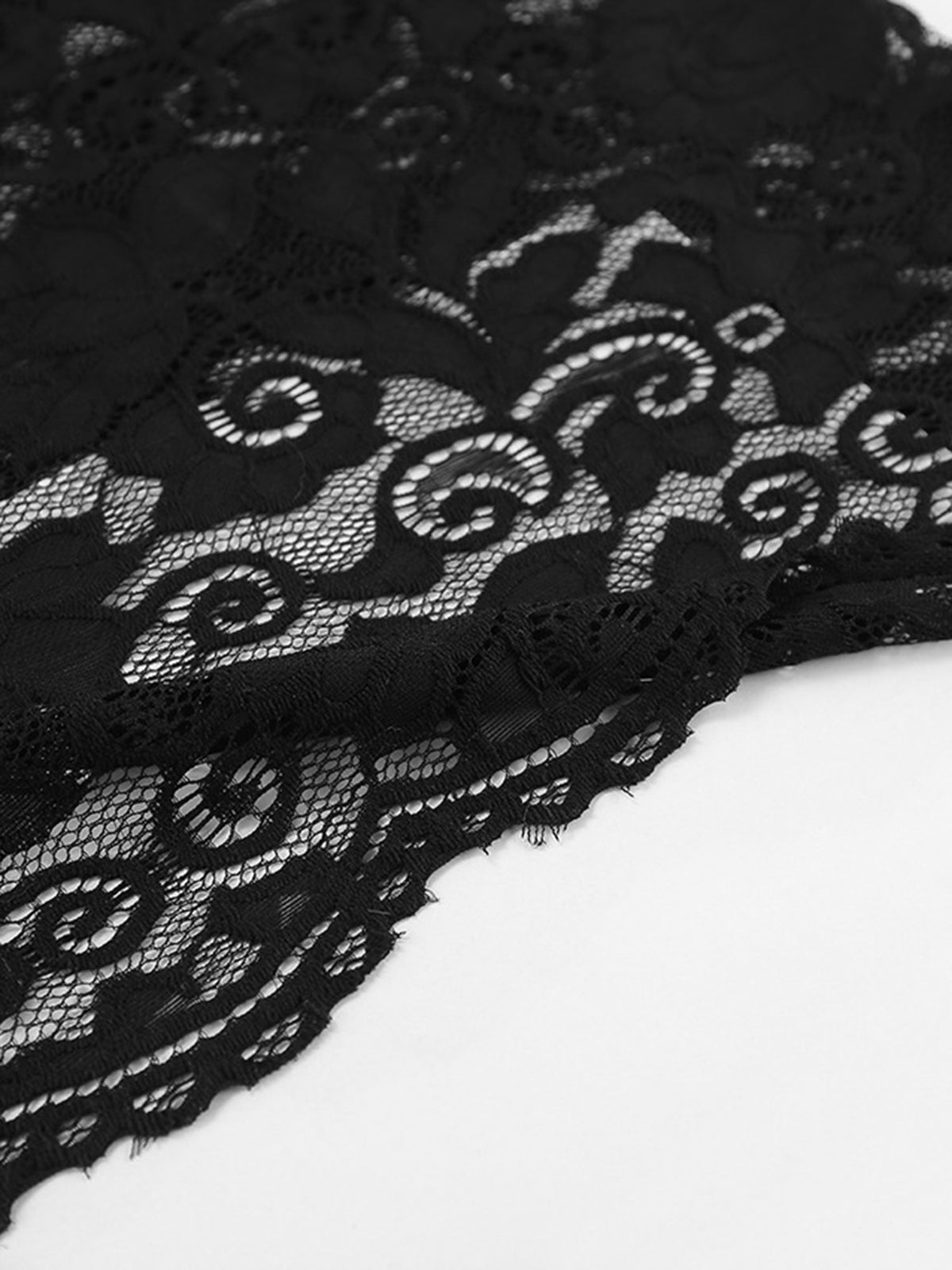 Robe longue en dentelle semi-transparente 