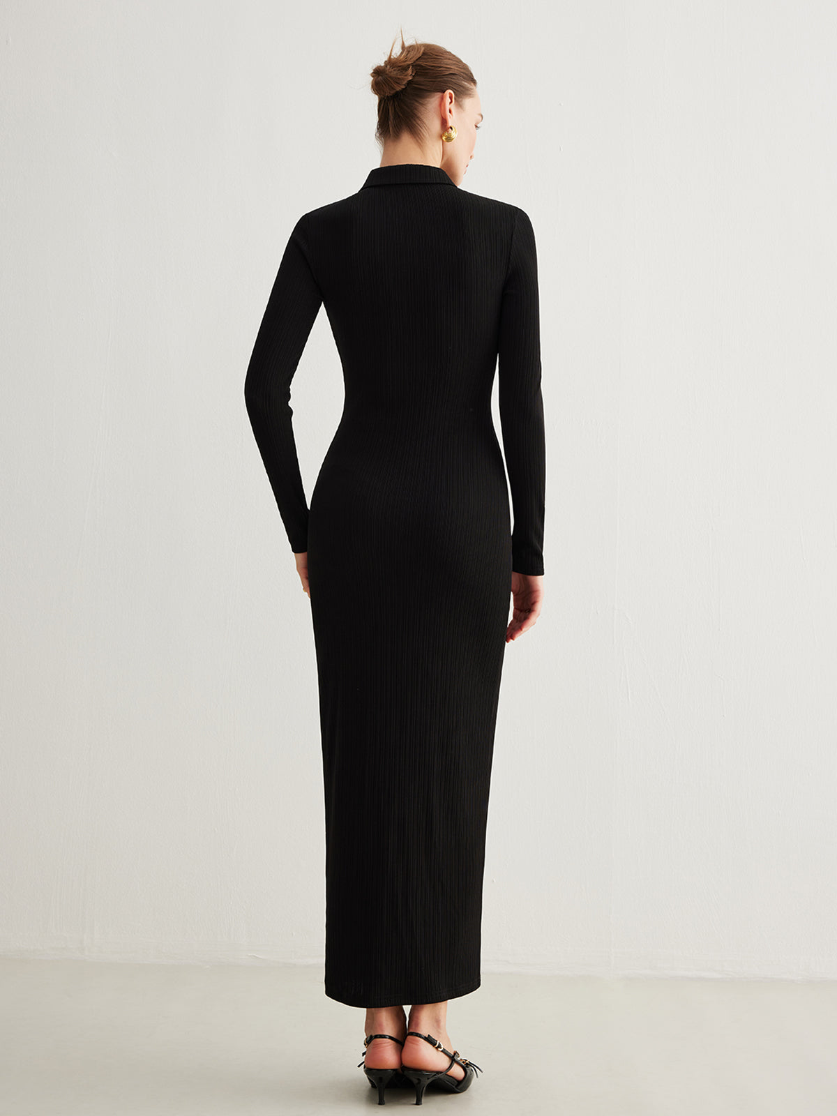 Kleid mit Metallknöpfen und geteiltem Revers 