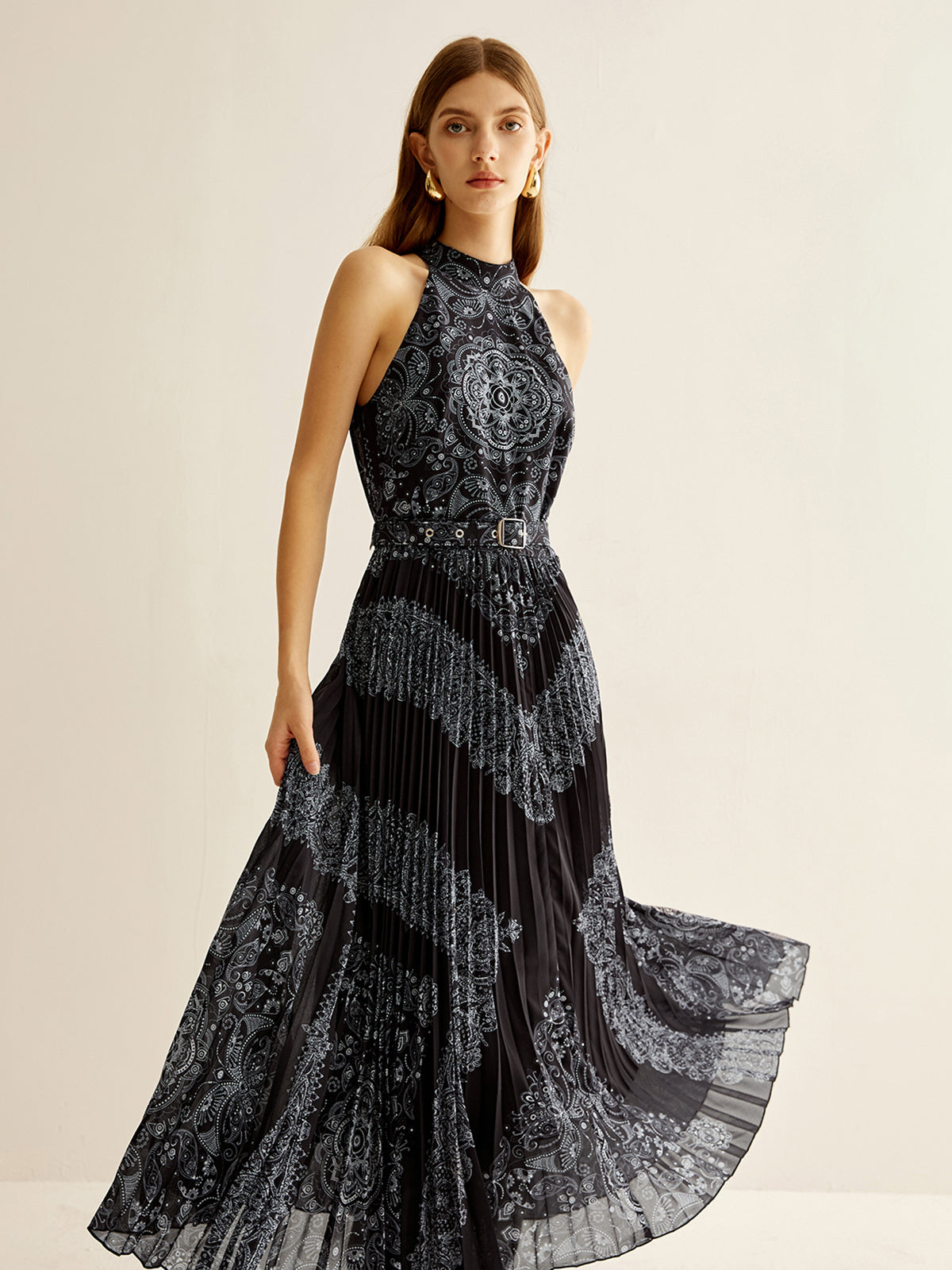 Ärmelloses, plissiertes Kleid im Bohème-Stil mit Gürtel 