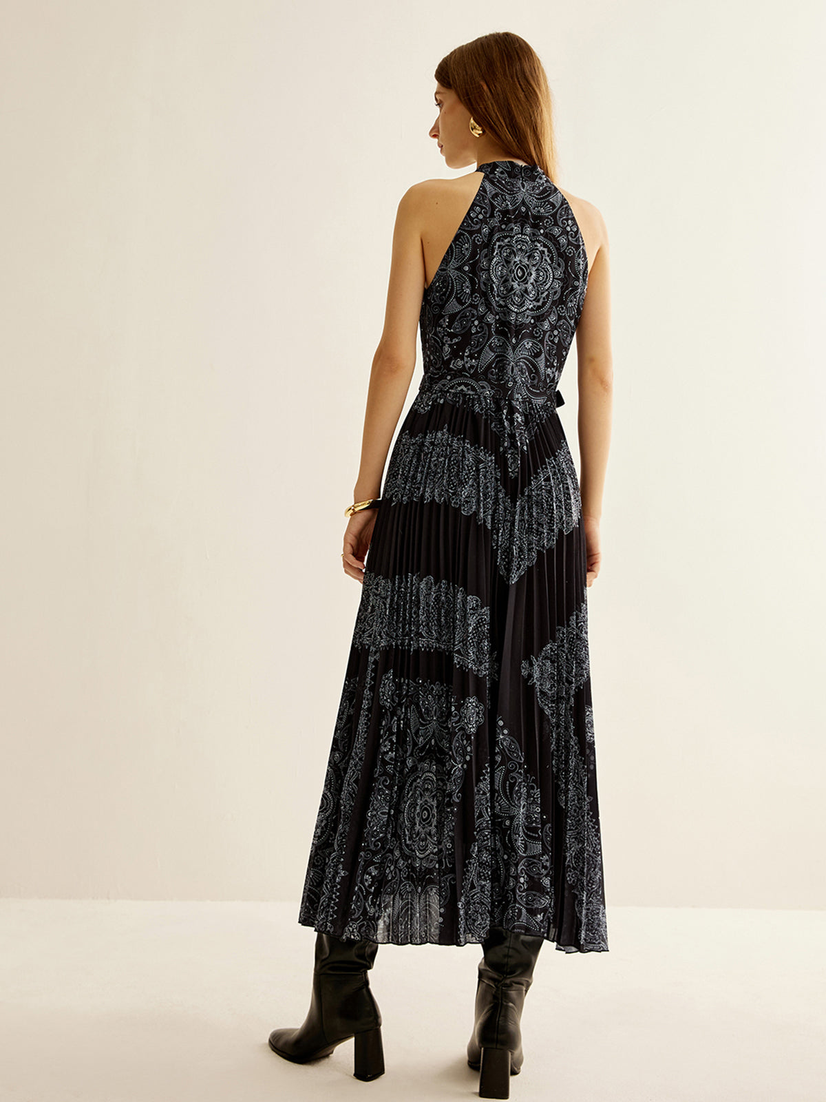 Ärmelloses, plissiertes Kleid im Bohème-Stil mit Gürtel 