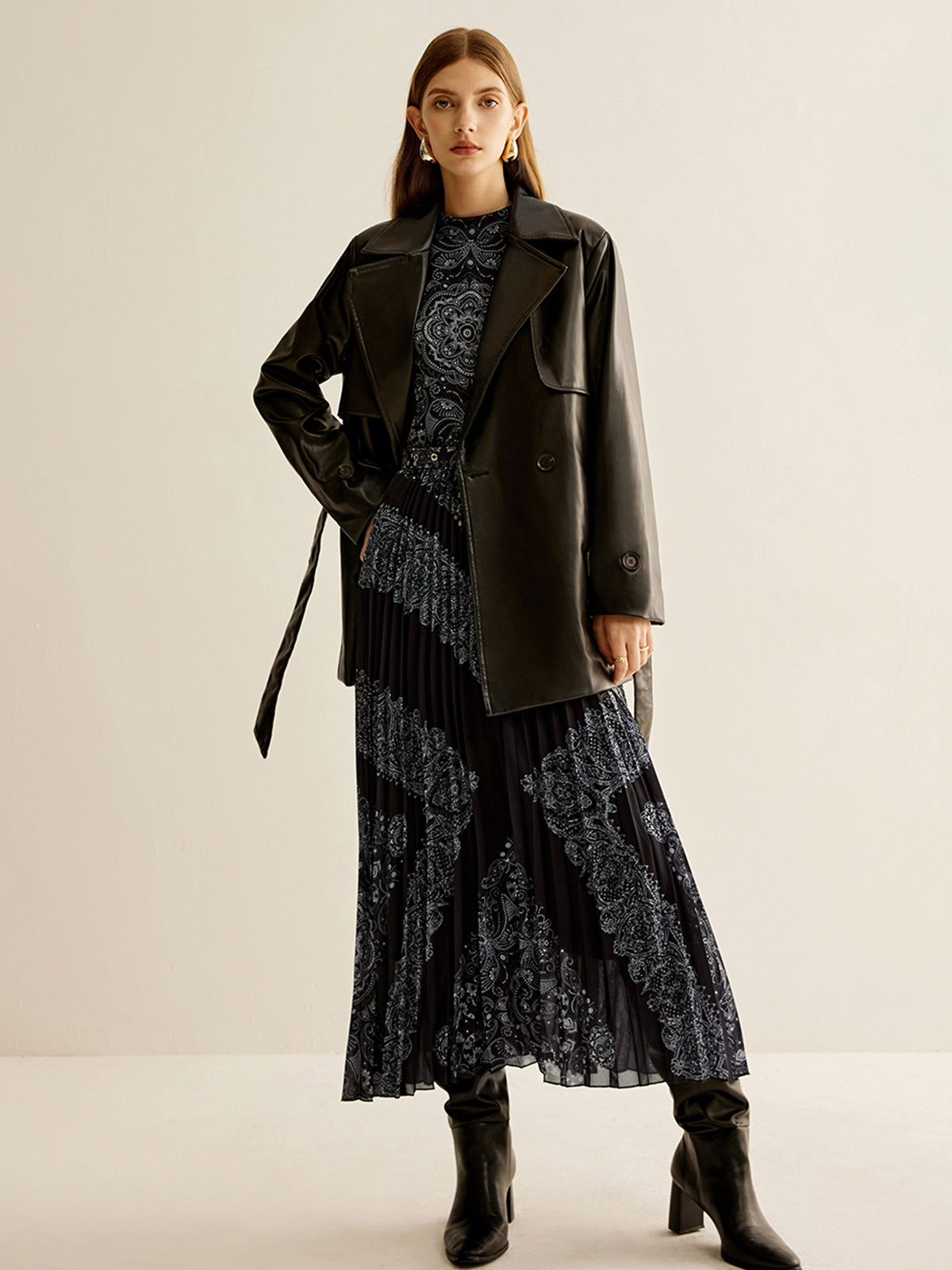 Ärmelloses, plissiertes Kleid im Bohème-Stil mit Gürtel 